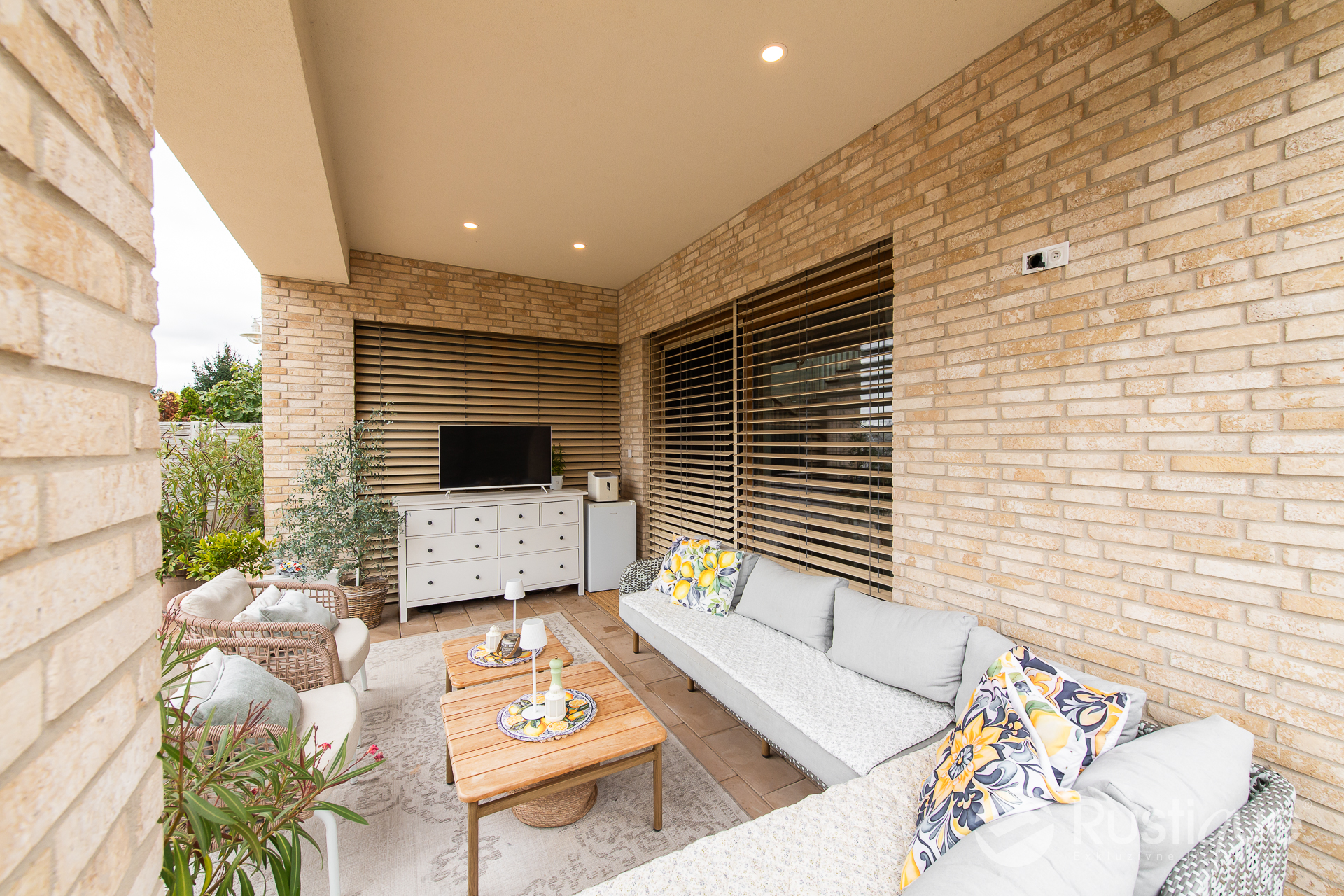 Tehlový obklad Antica Beige na fasáde a plote rodinného domu od Rustique.sk