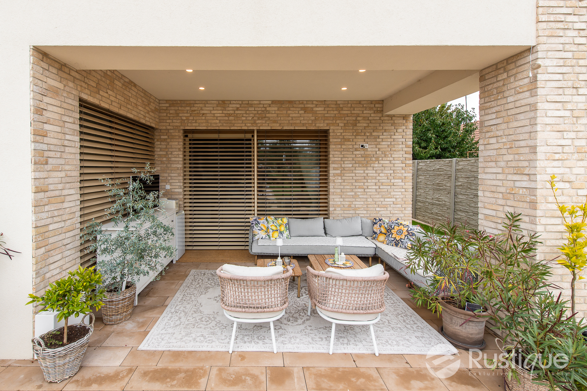 Tehlový obklad Antica Beige na fasáde a plote rodinného domu od Rustique.sk