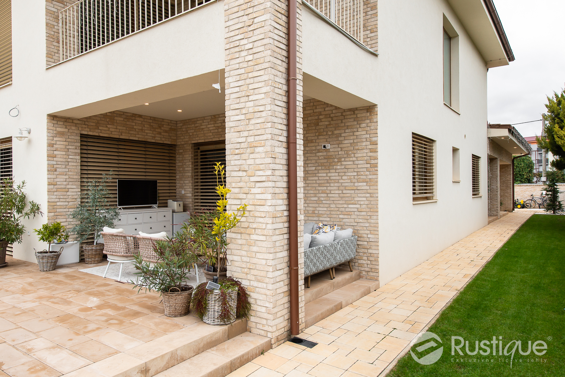 Tehlový obklad Antica Beige na fasáde a plote rodinného domu od Rustique.sk