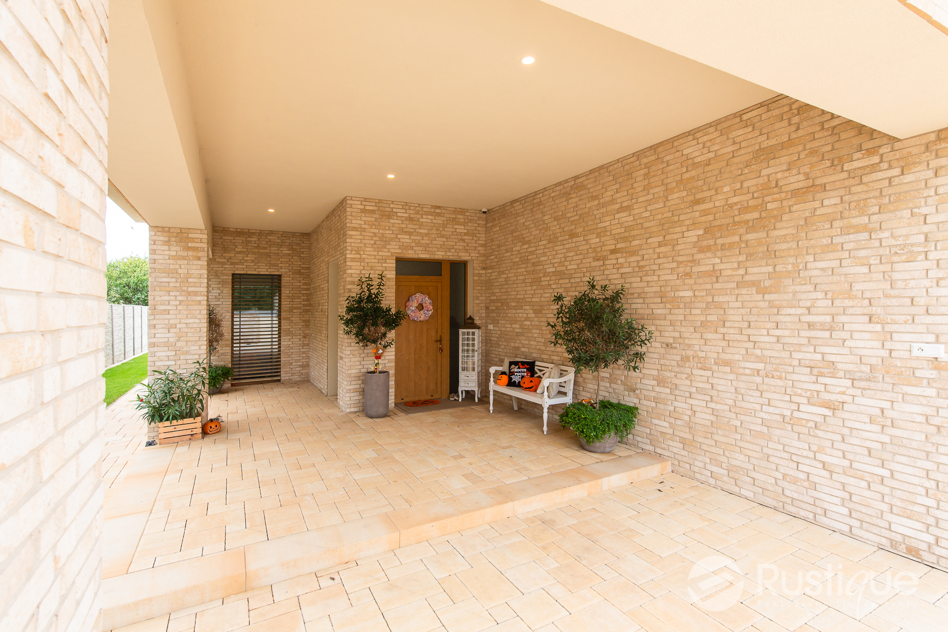 Tehlový obklad Antica Beige na fasáde a plote rodinného domu od Rustique.sk