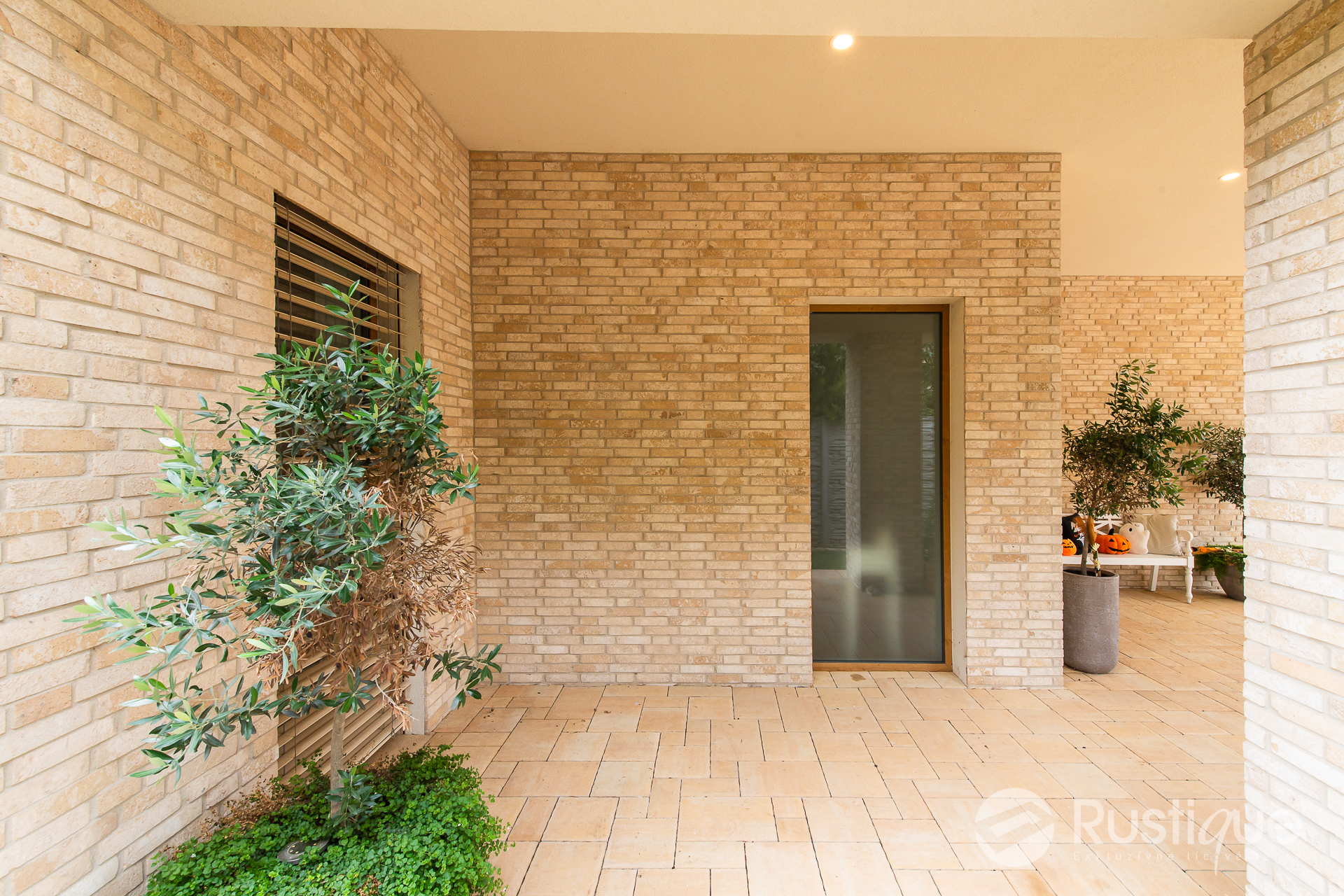 Tehlový obklad Antica Beige na fasáde a plote rodinného domu od Rustique.sk