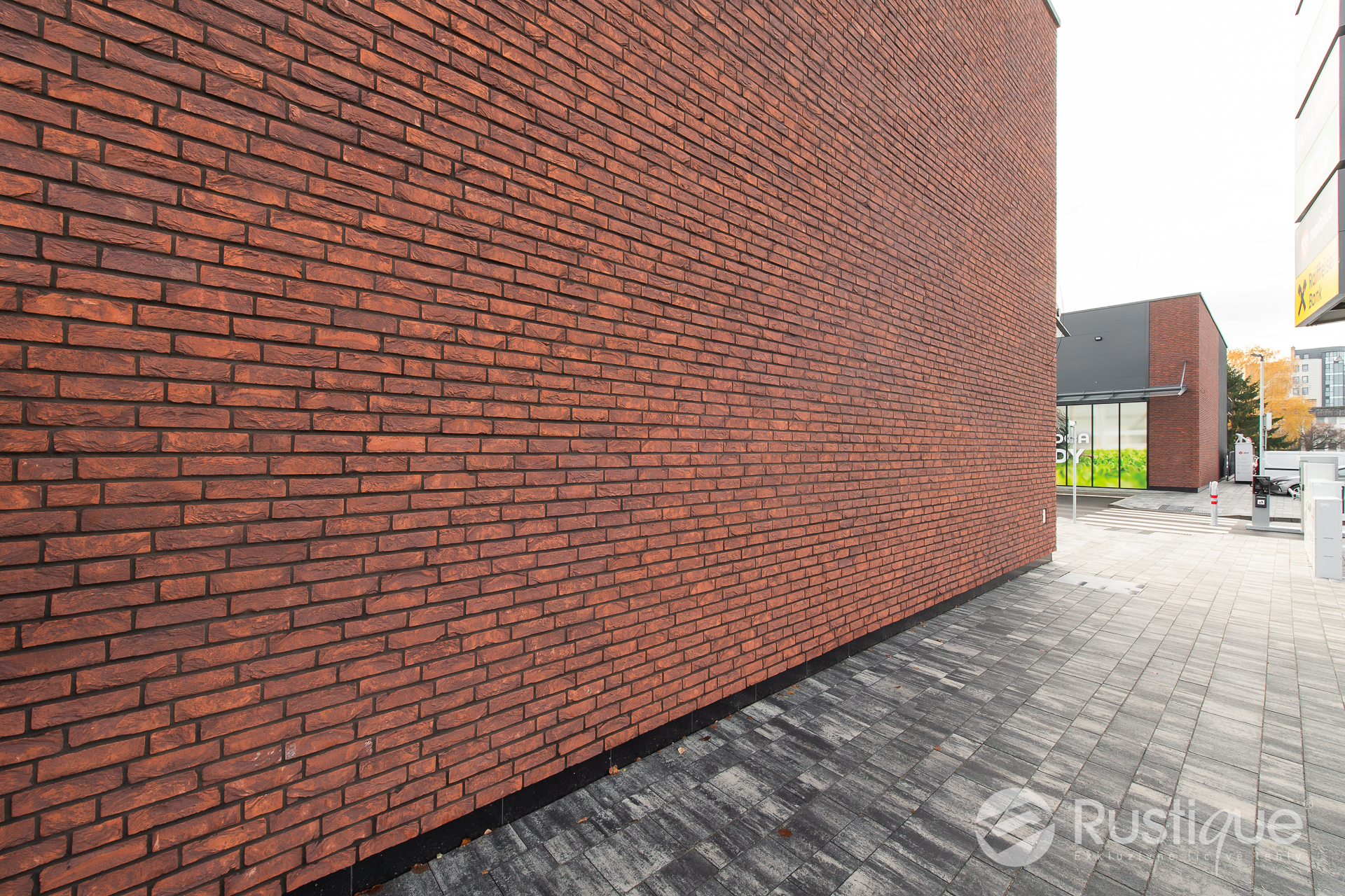 Tehlový obklad Bordeaux na fasáde polyfunkčnej budovy od Rustique.sk