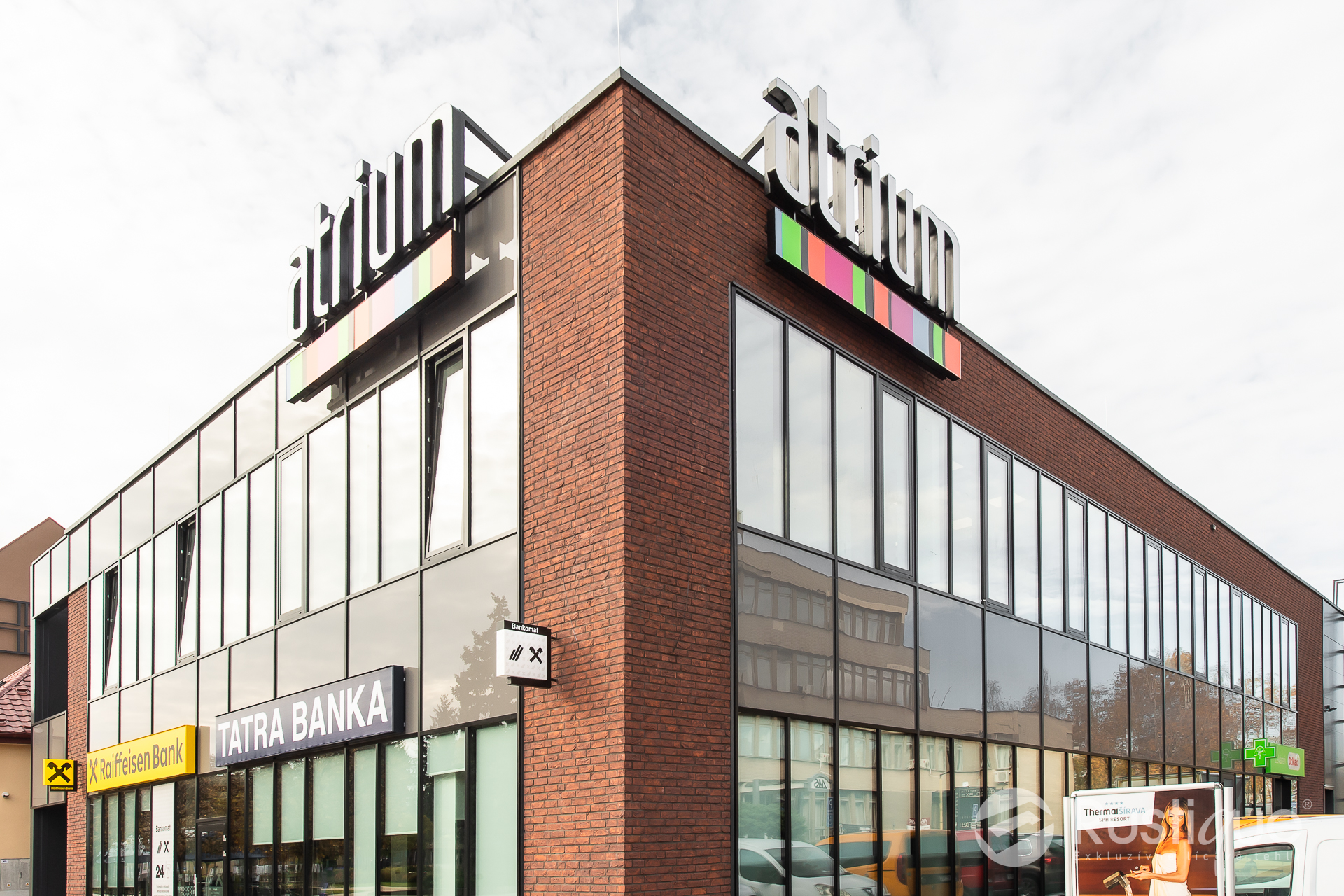 Tehlový obklad Bordeaux na fasáde polyfunkčnej budovy od Rustique.sk