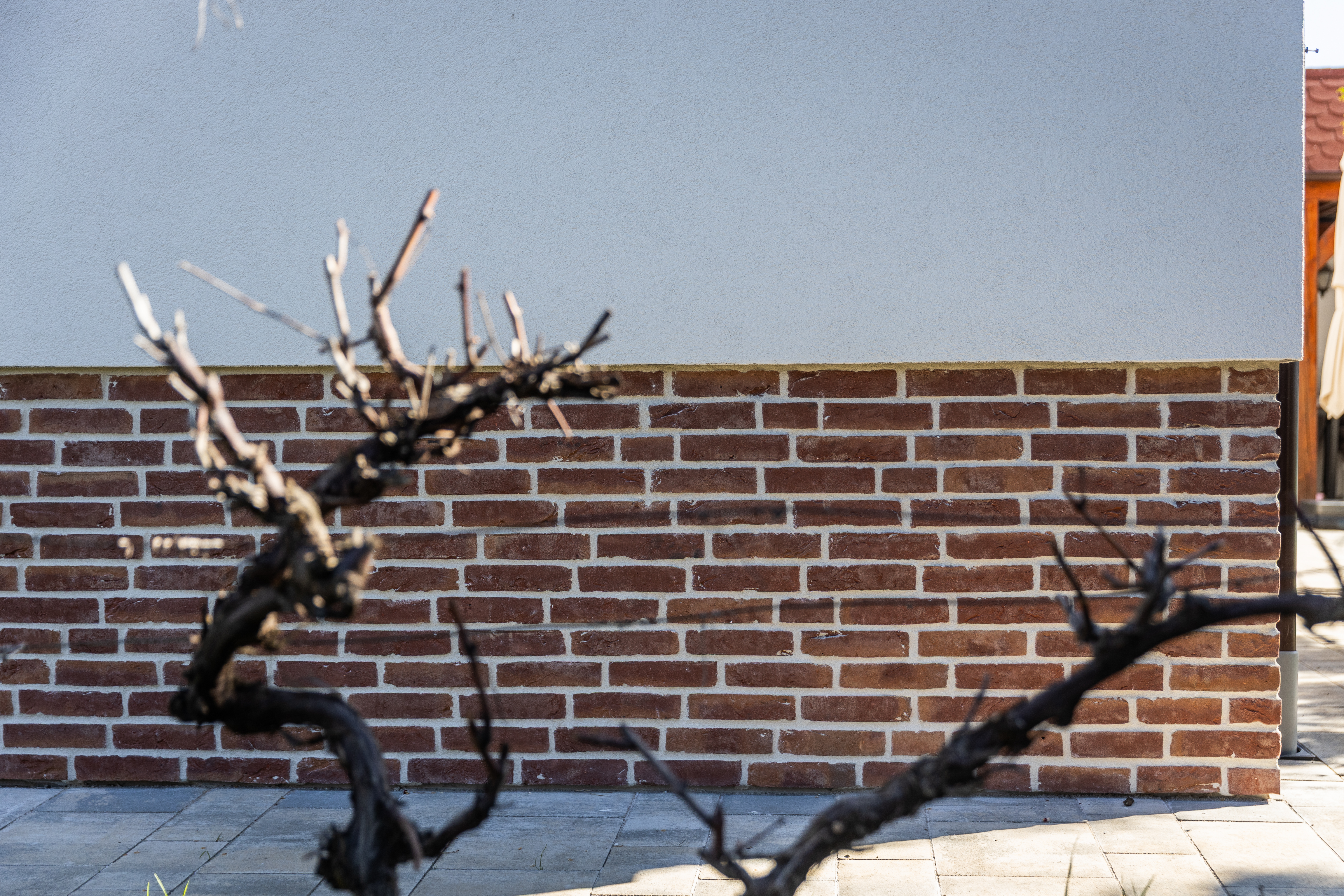 Tehlový obklad Carmine genuancierd na fasáde rodinného domu od Rustique.sk