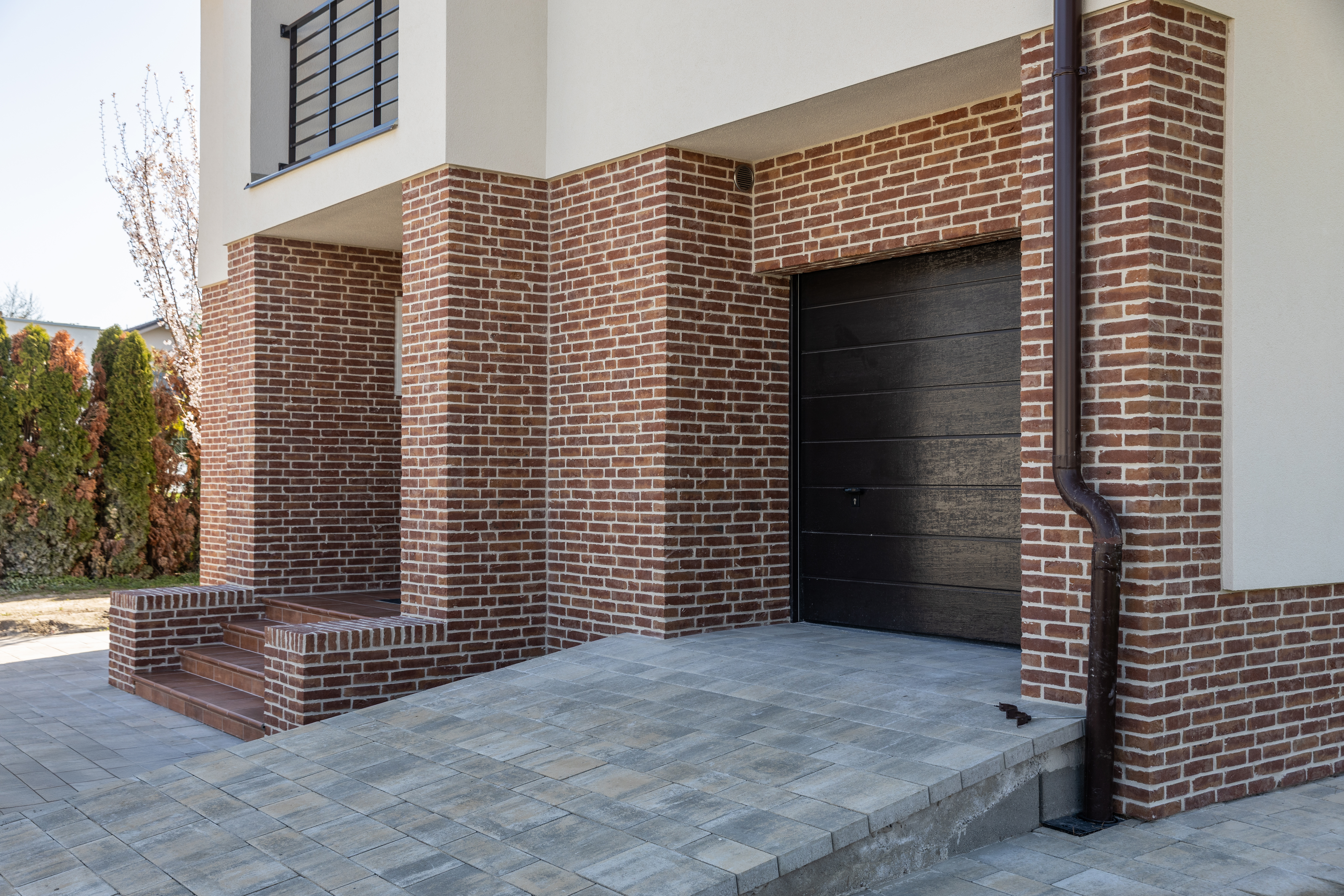 Tehlový obklad Carmine genuancierd na fasáde rodinného domu od Rustique.sk