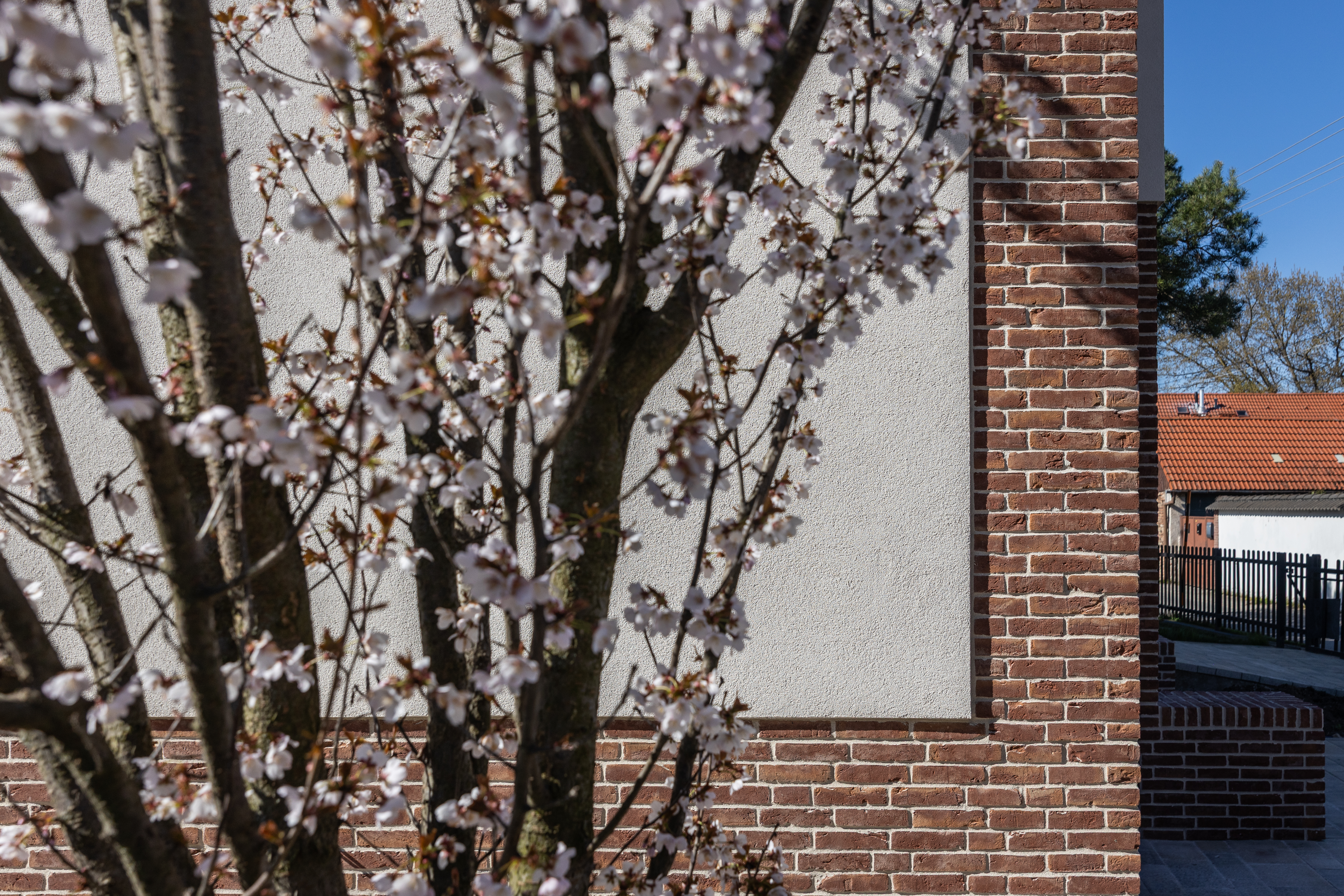 Tehlový obklad Carmine genuancierd na fasáde rodinného domu od Rustique.sk