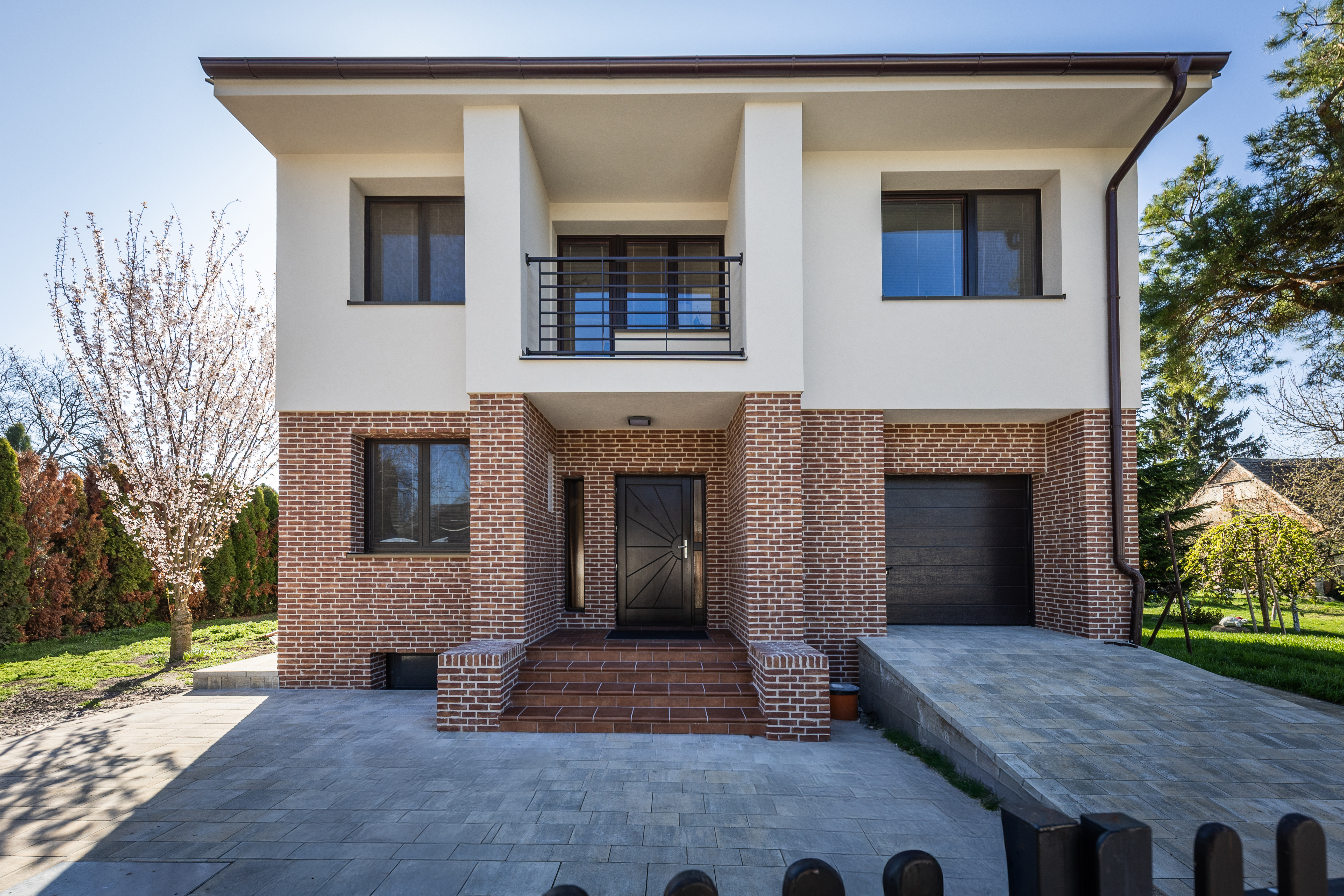 Tehlový obklad Carmine genuancierd na fasáde rodinného domu od Rustique.sk