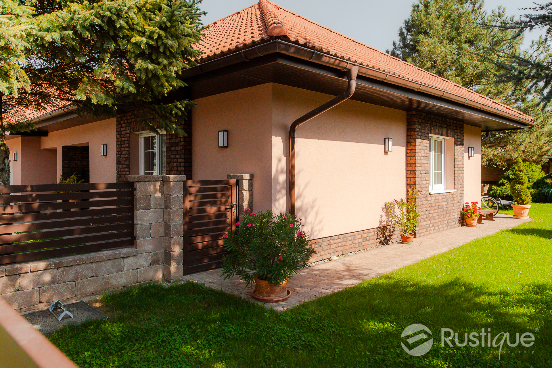 Tehlový obklad Purple Gesinteld na fasáde rodinného domu