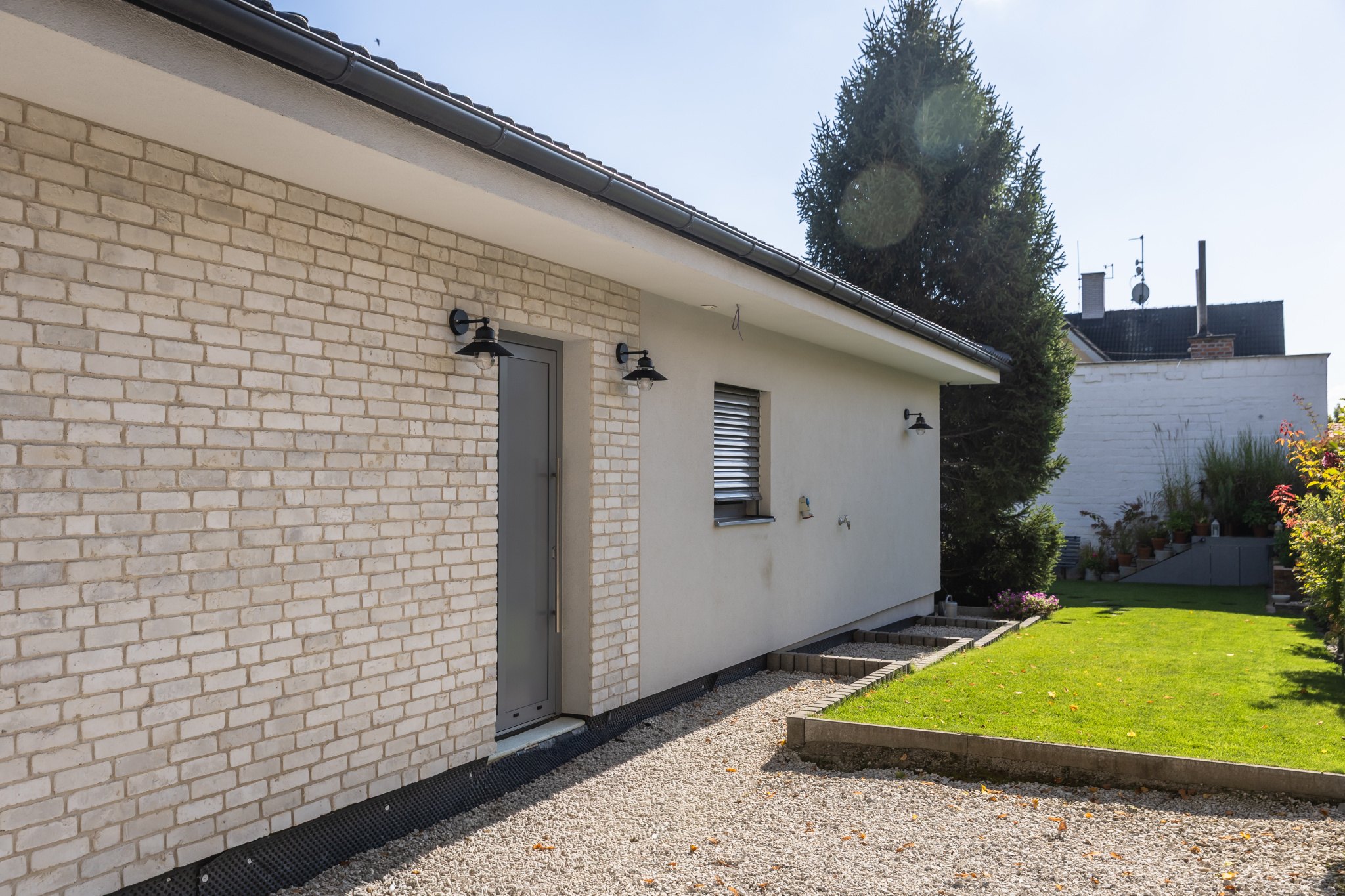 Tehlový obklad Rainbow Wit 1 na fasáde rodinného domu od Rustique.sk