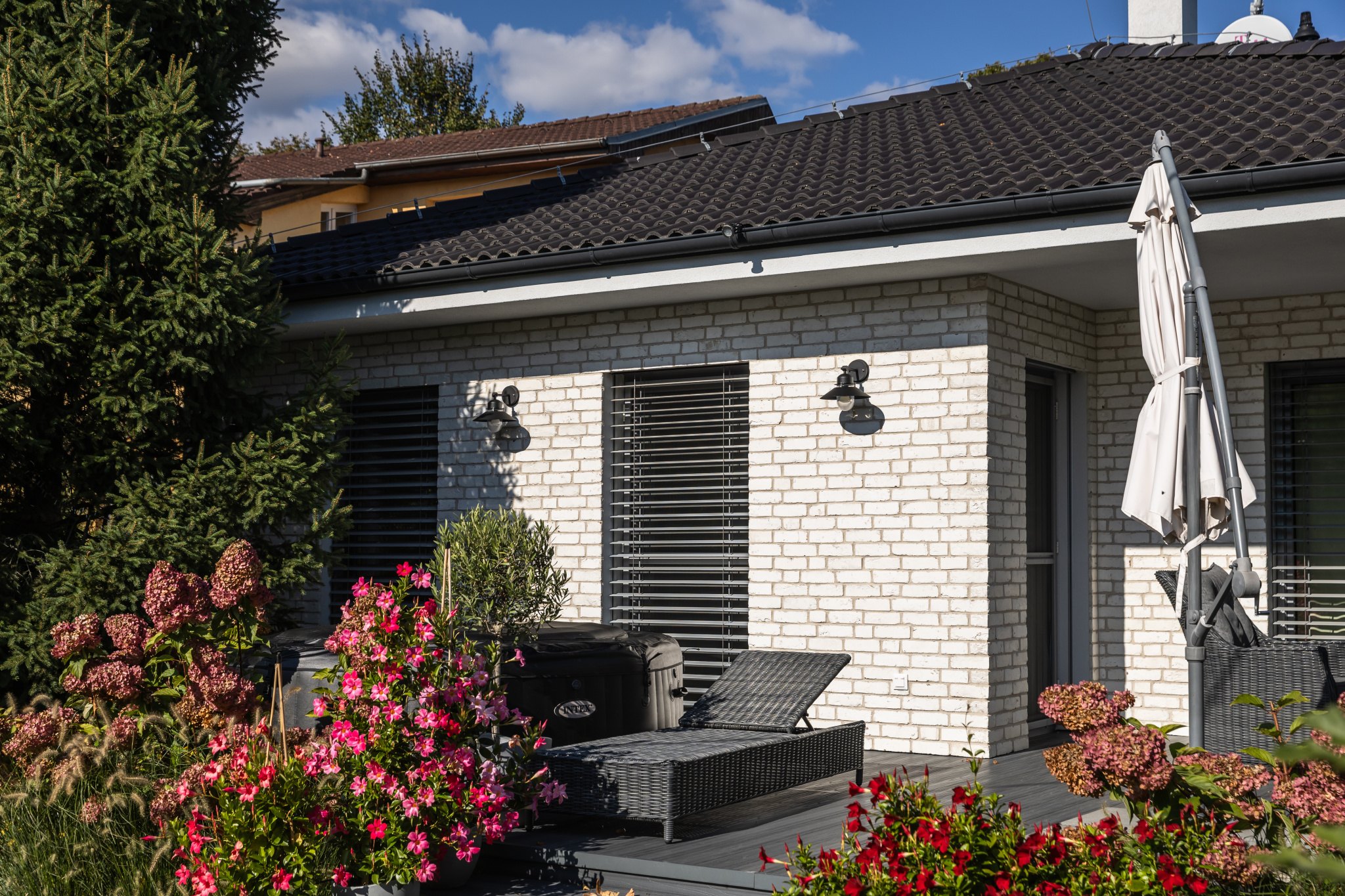 Tehlový obklad Rainbow Wit 1 na fasáde rodinného domu od Rustique.sk