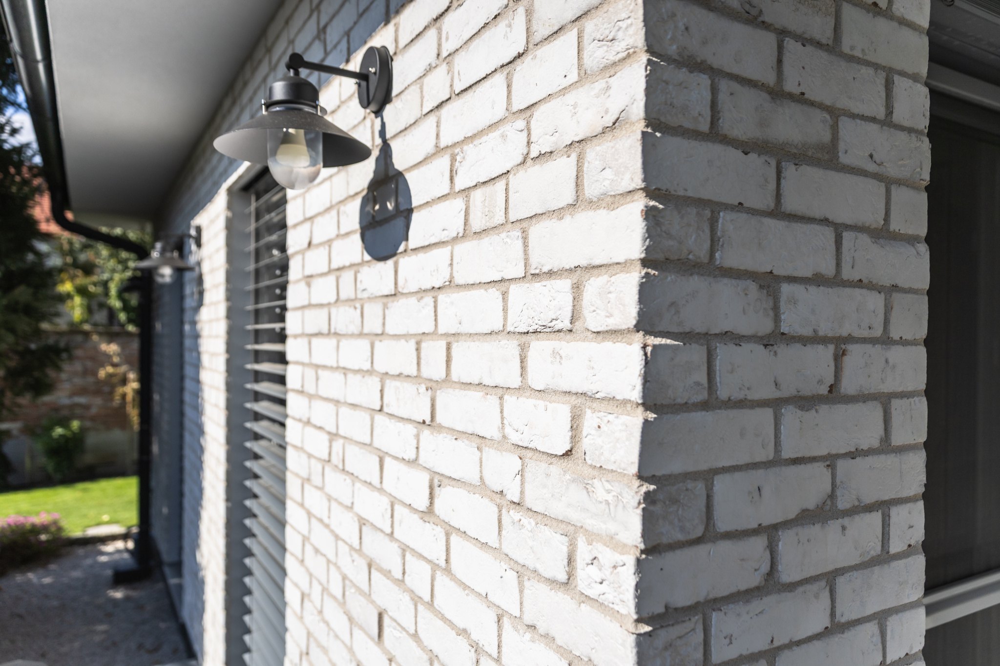 Tehlový obklad Rainbow Wit 1 na fasáde rodinného domu od Rustique.sk