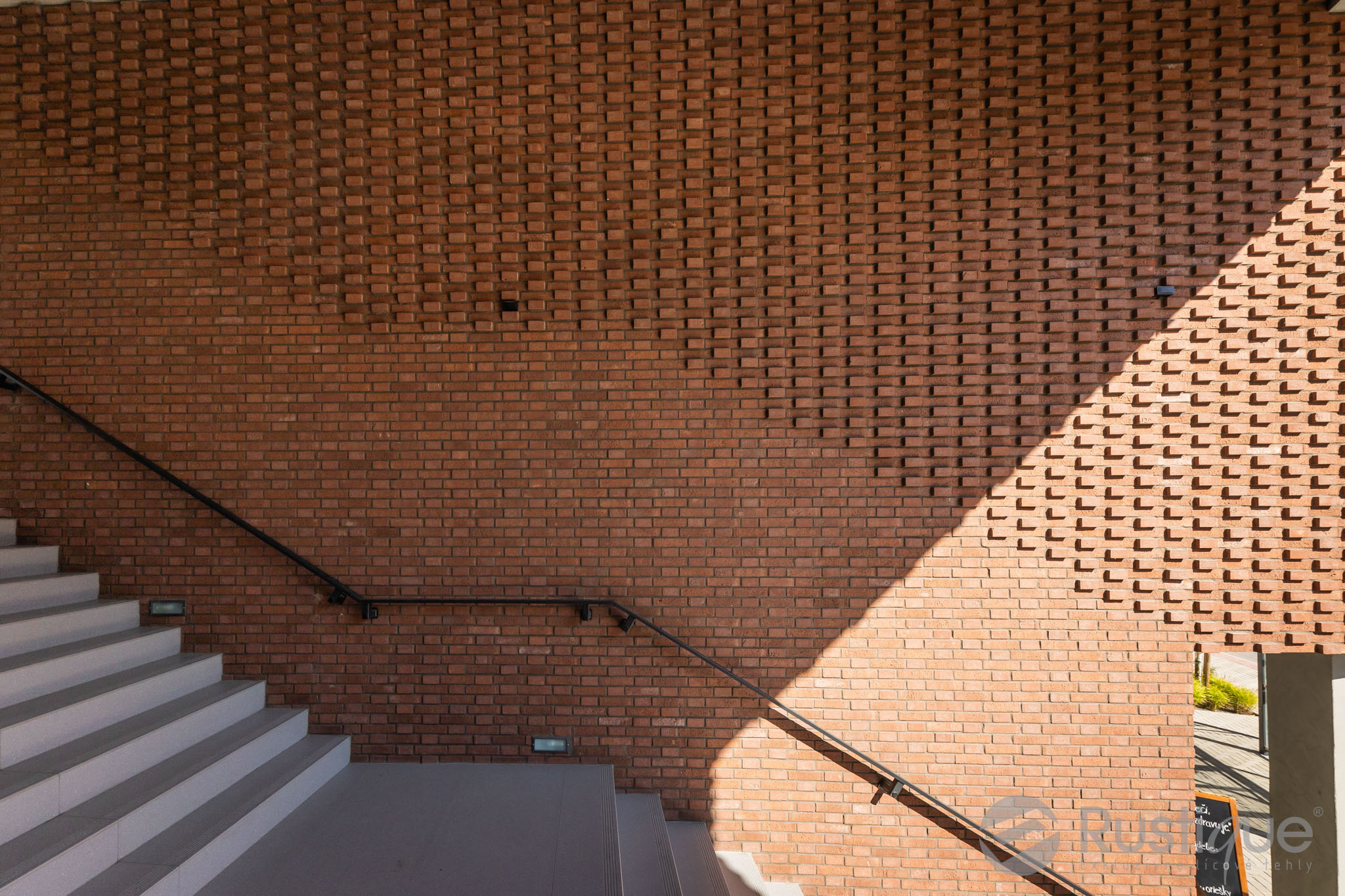 Tehlový obklad Rosso Rosé na fasáde polyfunkčnej budovy od Rustique.sk