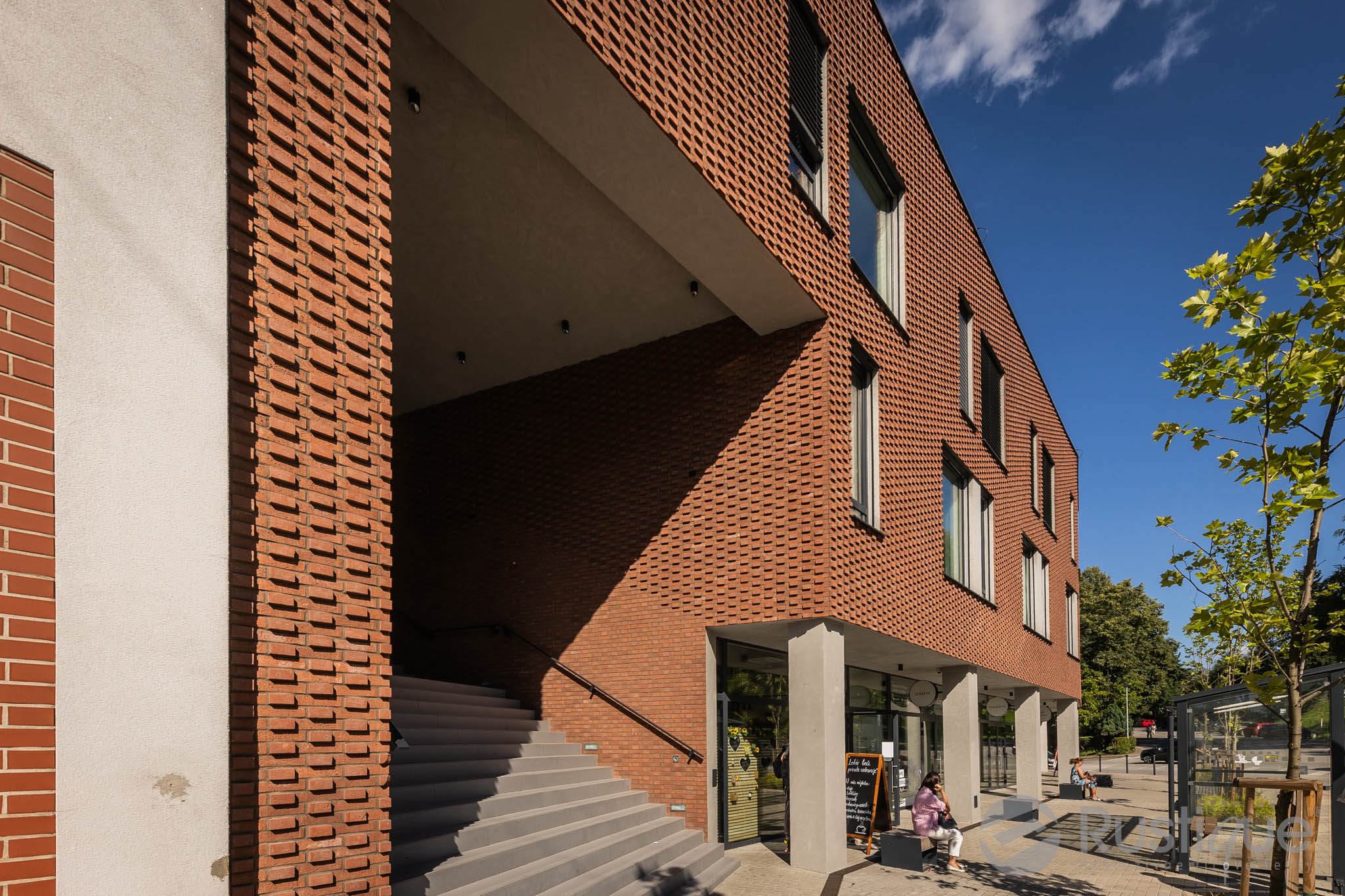 Tehlový obklad Rosso Rosé na fasáde polyfunkčnej budovy od Rustique.sk