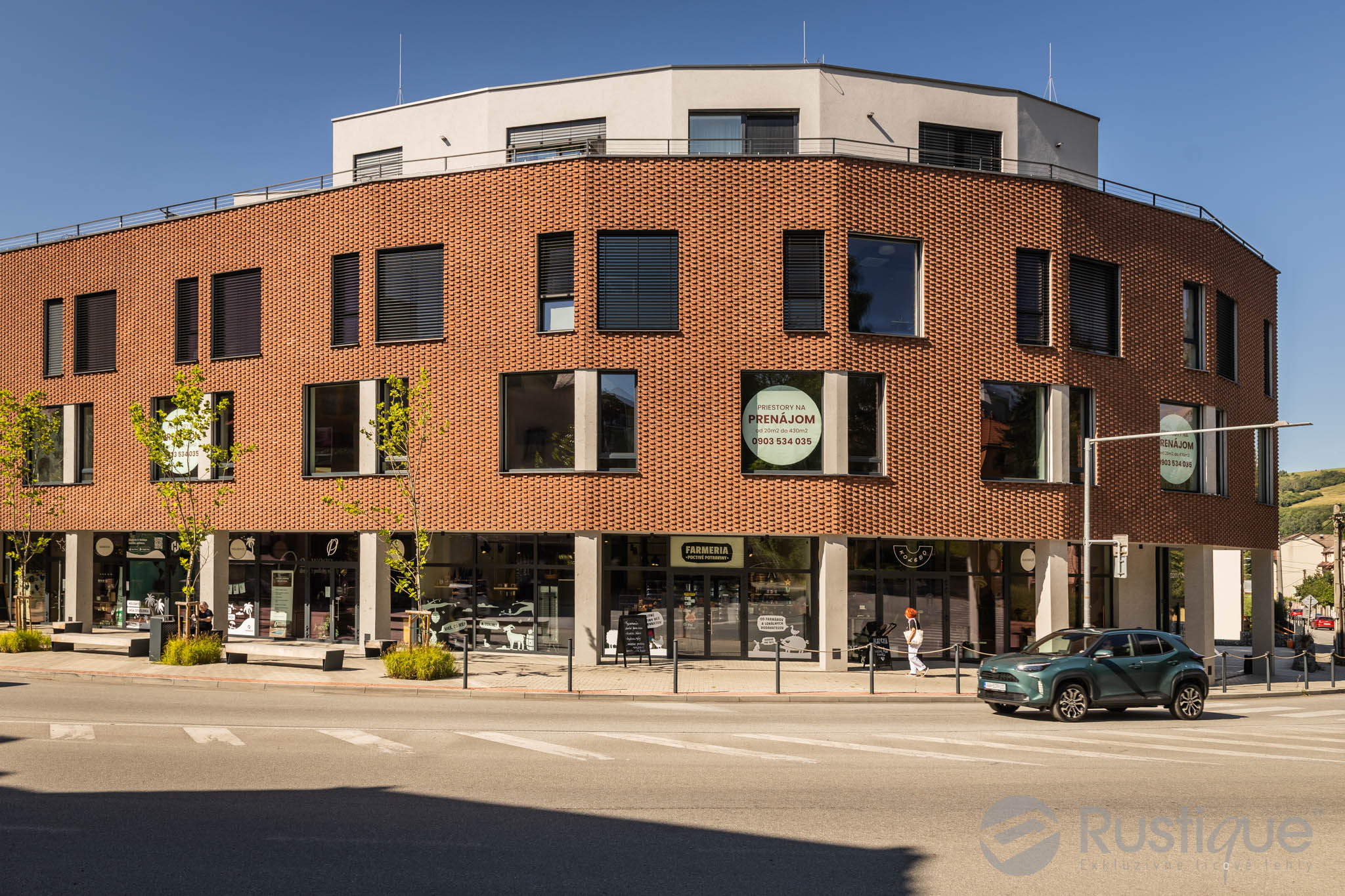 Tehlový obklad Rosso Rosé na fasáde polyfunkčnej budovy od Rustique.sk