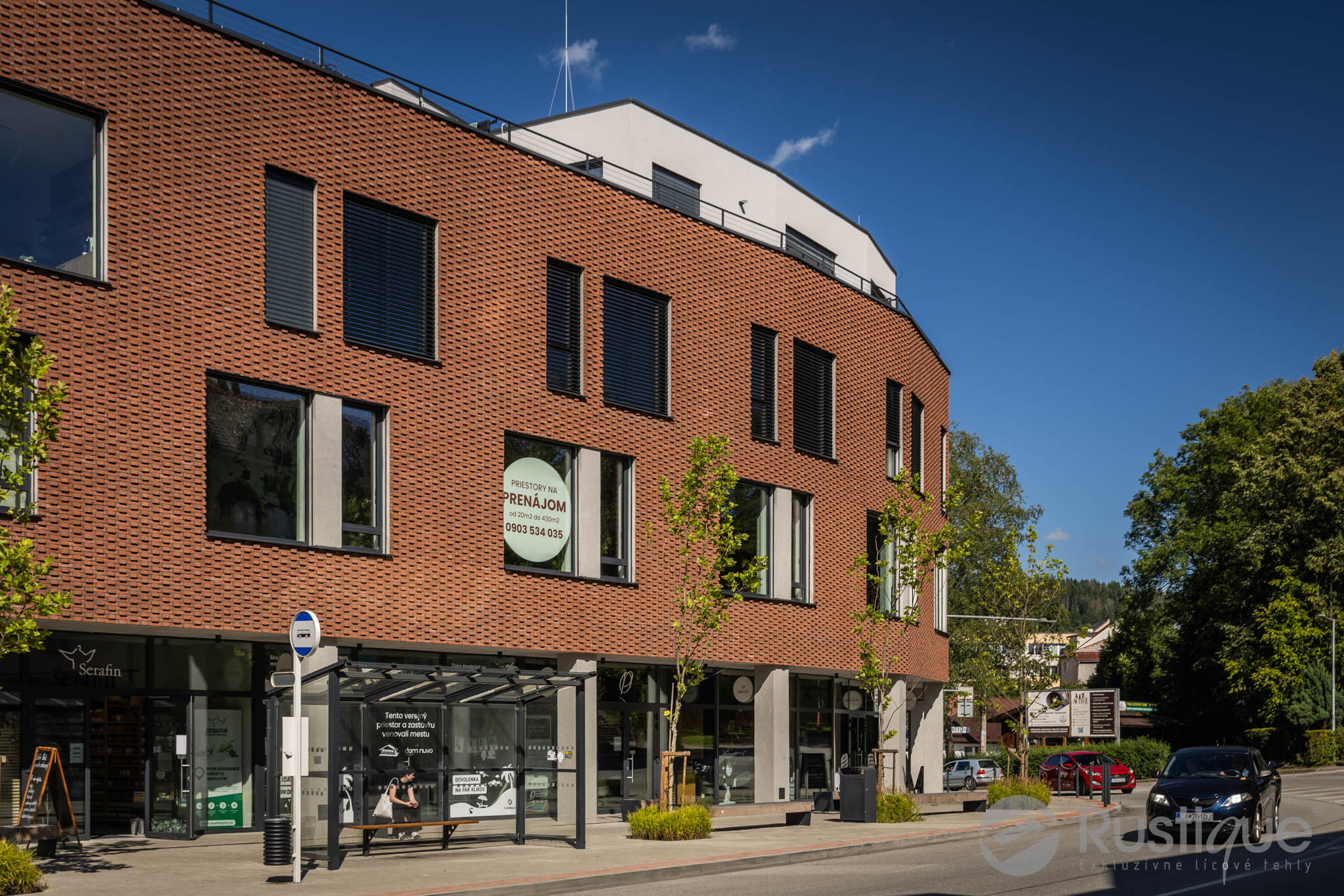 Tehlový obklad Rosso Rosé na fasáde polyfunkčnej budovy od Rustique.sk