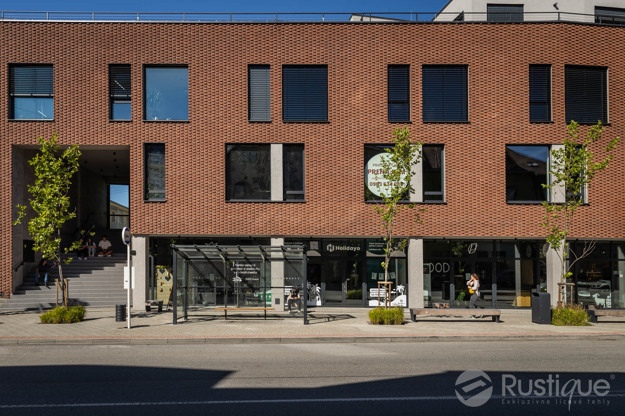 Tehlový obklad Rosso Rosé na fasáde polyfunkčnej budovy od Rustique.sk
