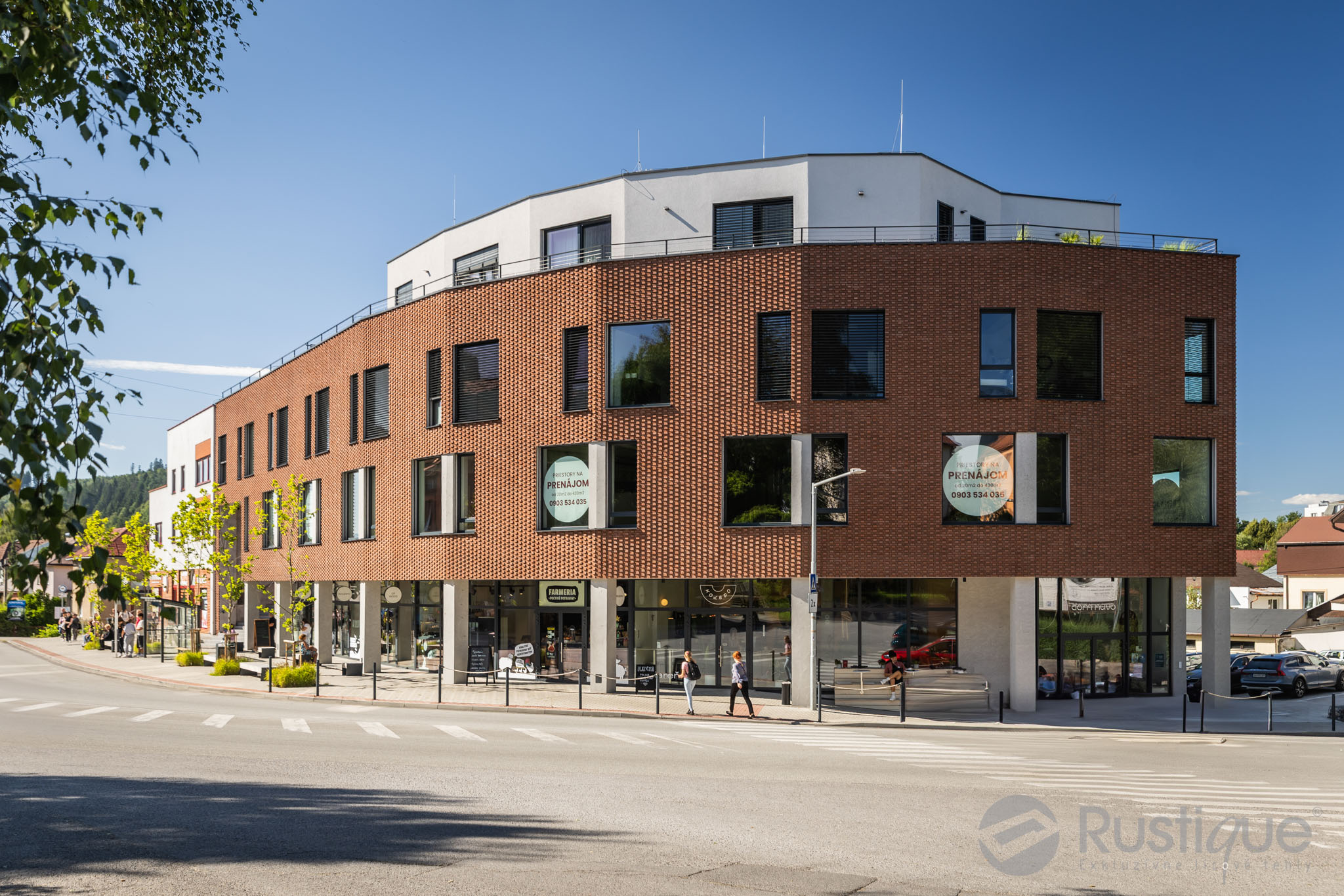 Tehlový obklad Rosso Rosé na fasáde polyfunkčnej budovy od Rustique.sk