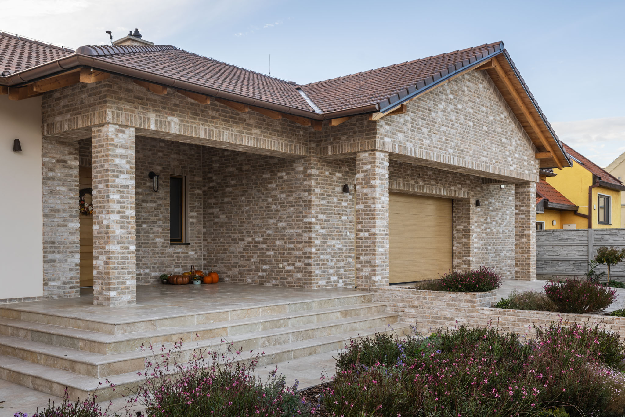 Tehlový obklad Toscane antiek na fasáde rodinného domu od Rustique.sk