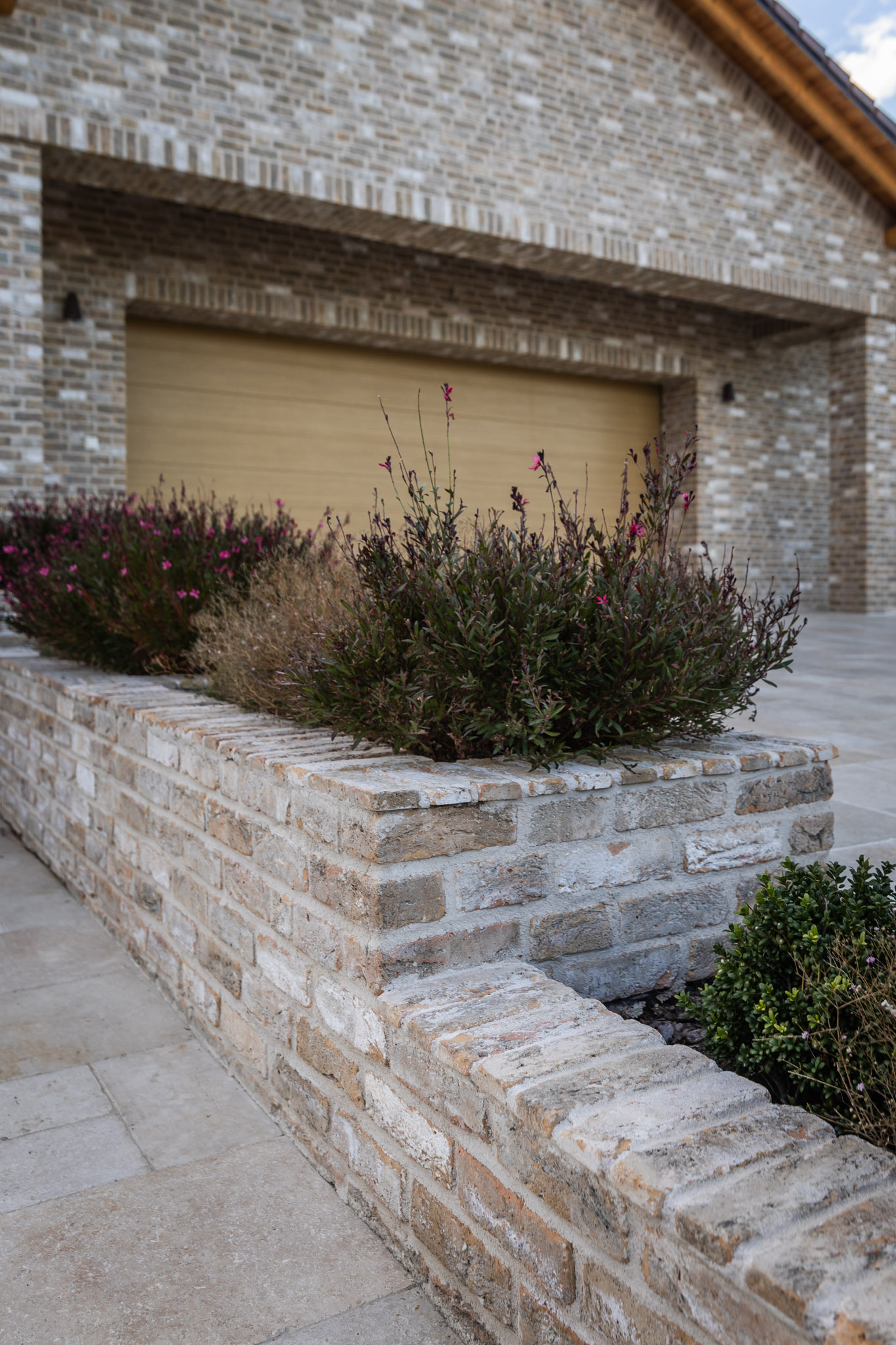 Tehlový obklad Toscane antiek na fasáde  a plote rodinného domu od Rustique.sk