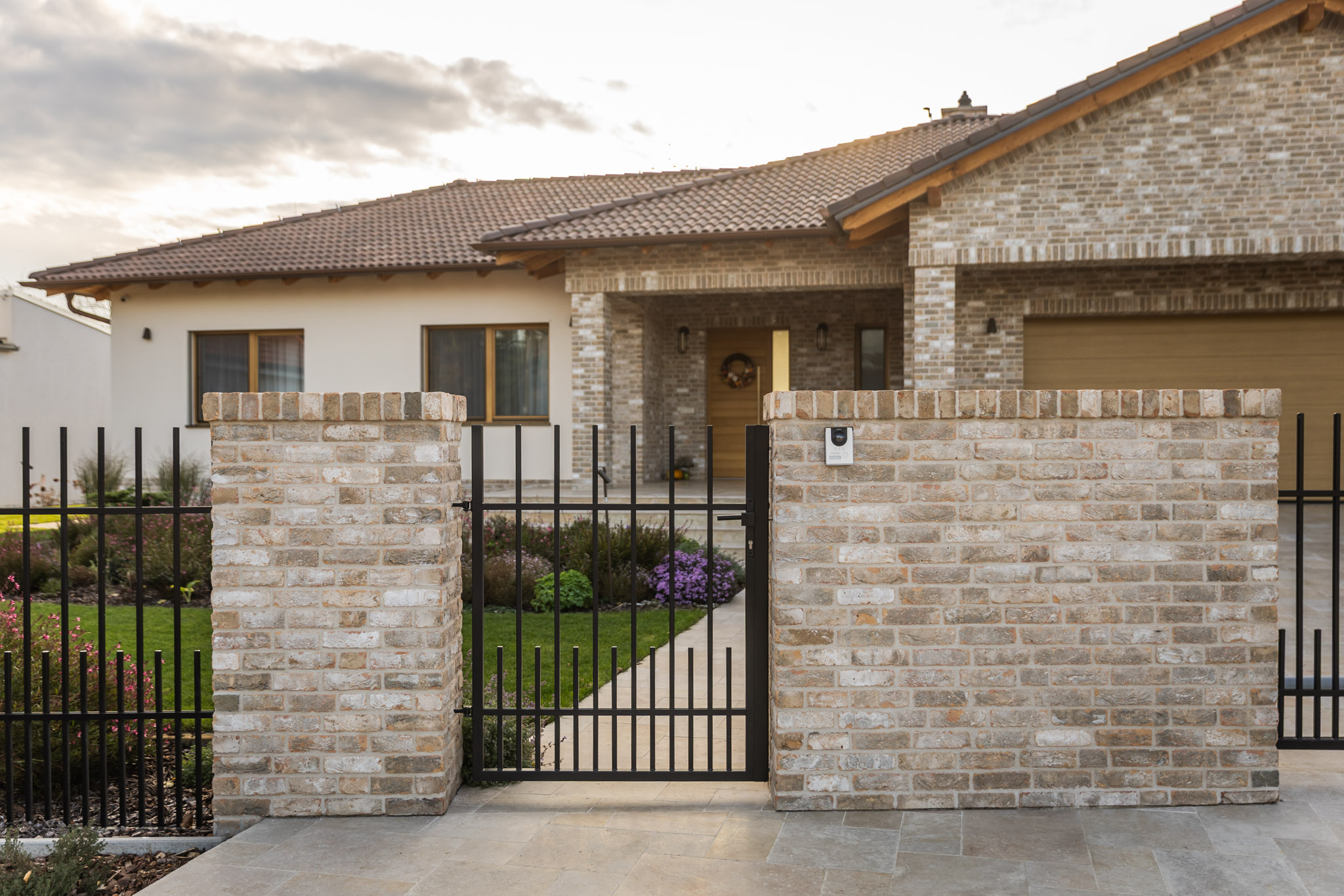 Tehlový obklad Toscane antiek na fasáde  a plote rodinného domu od Rustique.sk