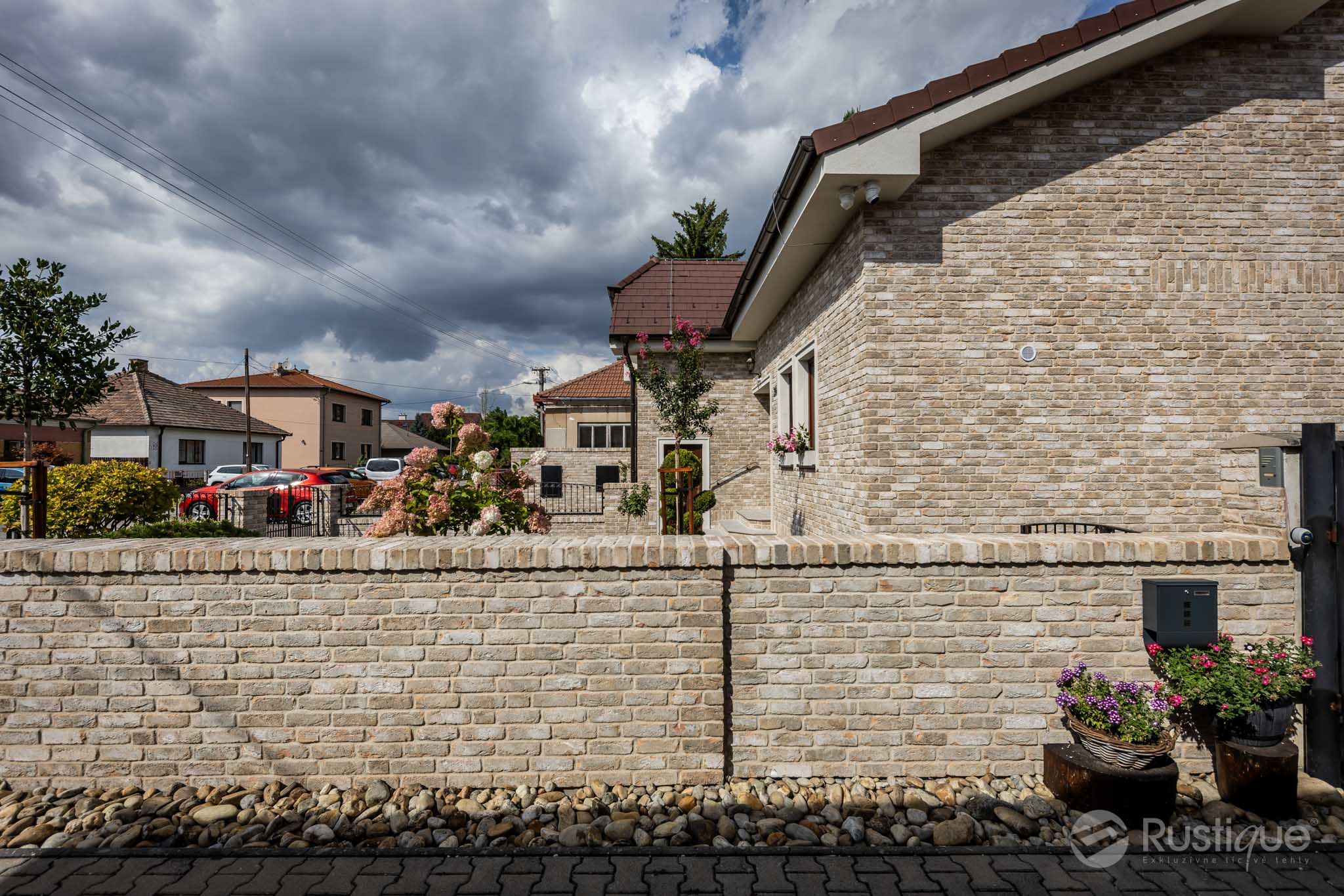 Tehlový obklad Toscane Antiek na fasáde a na plote rodinného domu