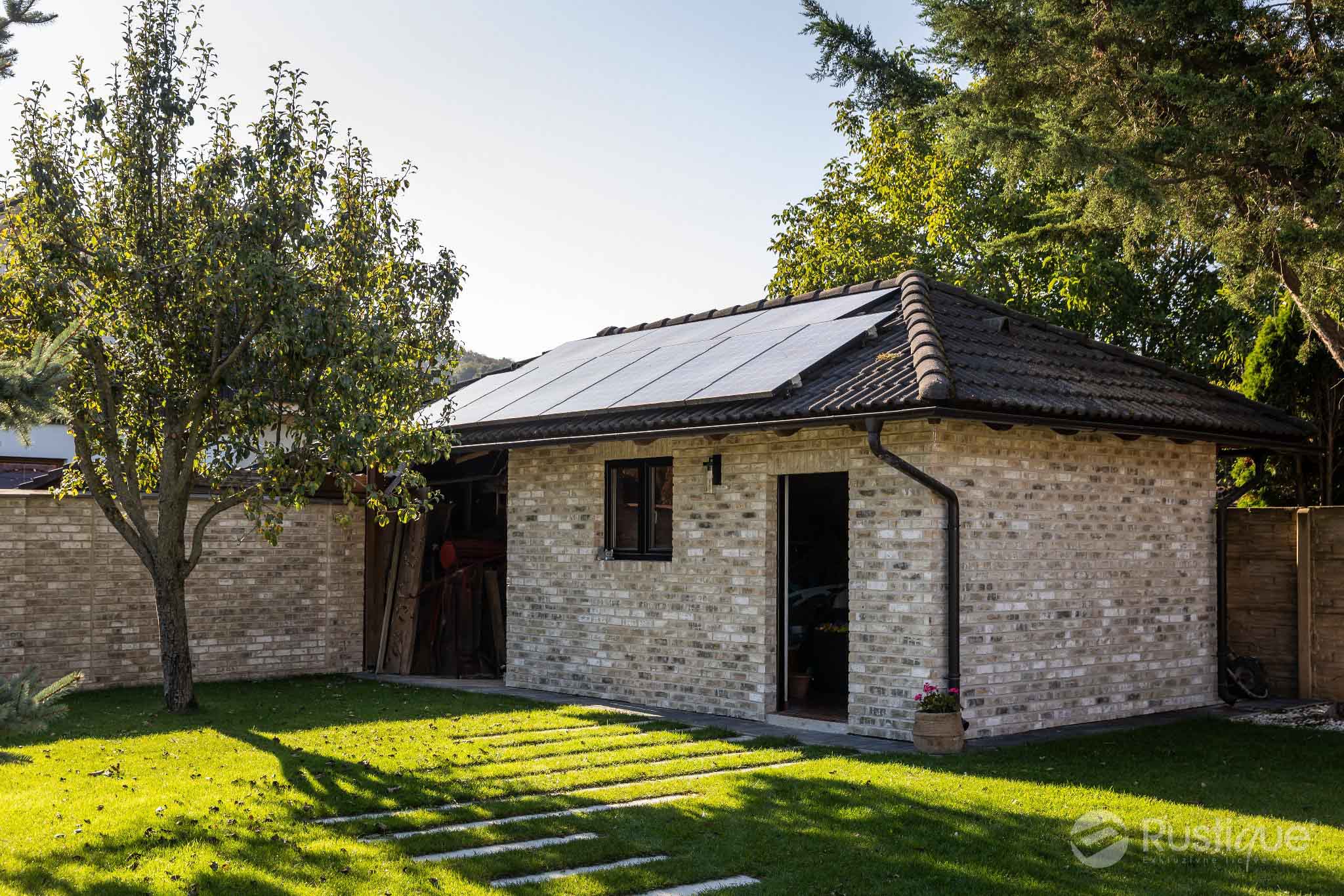 Tehlový obklad Vuurwit na fasáde a na plote rodinného domu