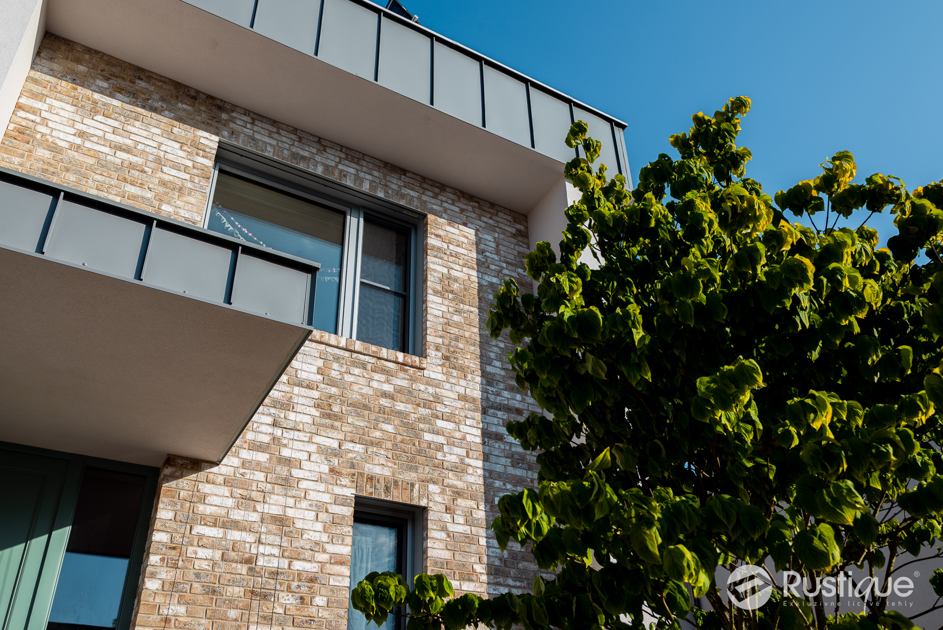tehlový obklad Wit Beige na fasáde rodinného domu od Rustique.sk