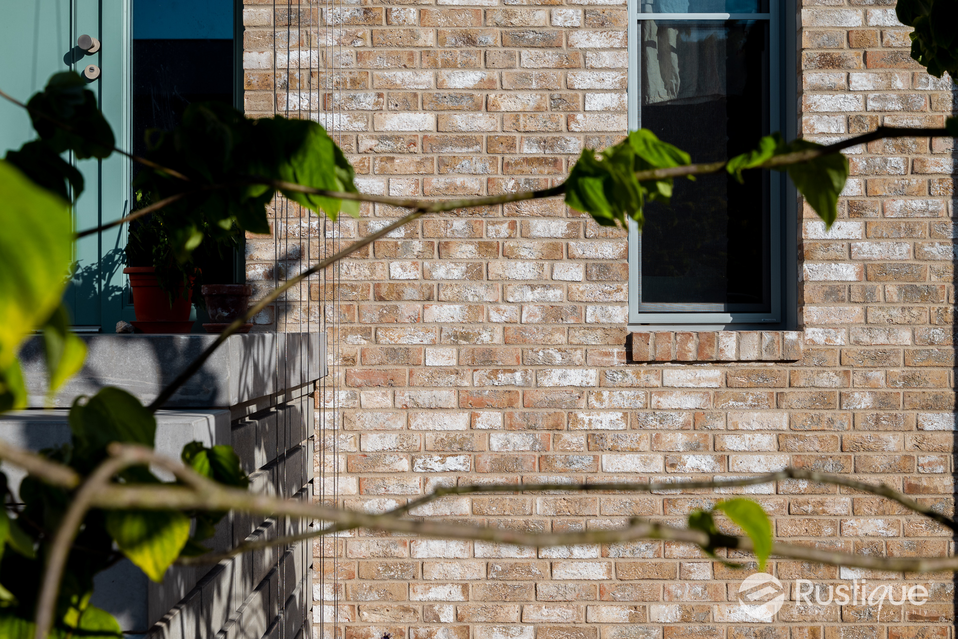 tehlový obklad Wit Beige na fasáde rodinného domu od Rustique.sk