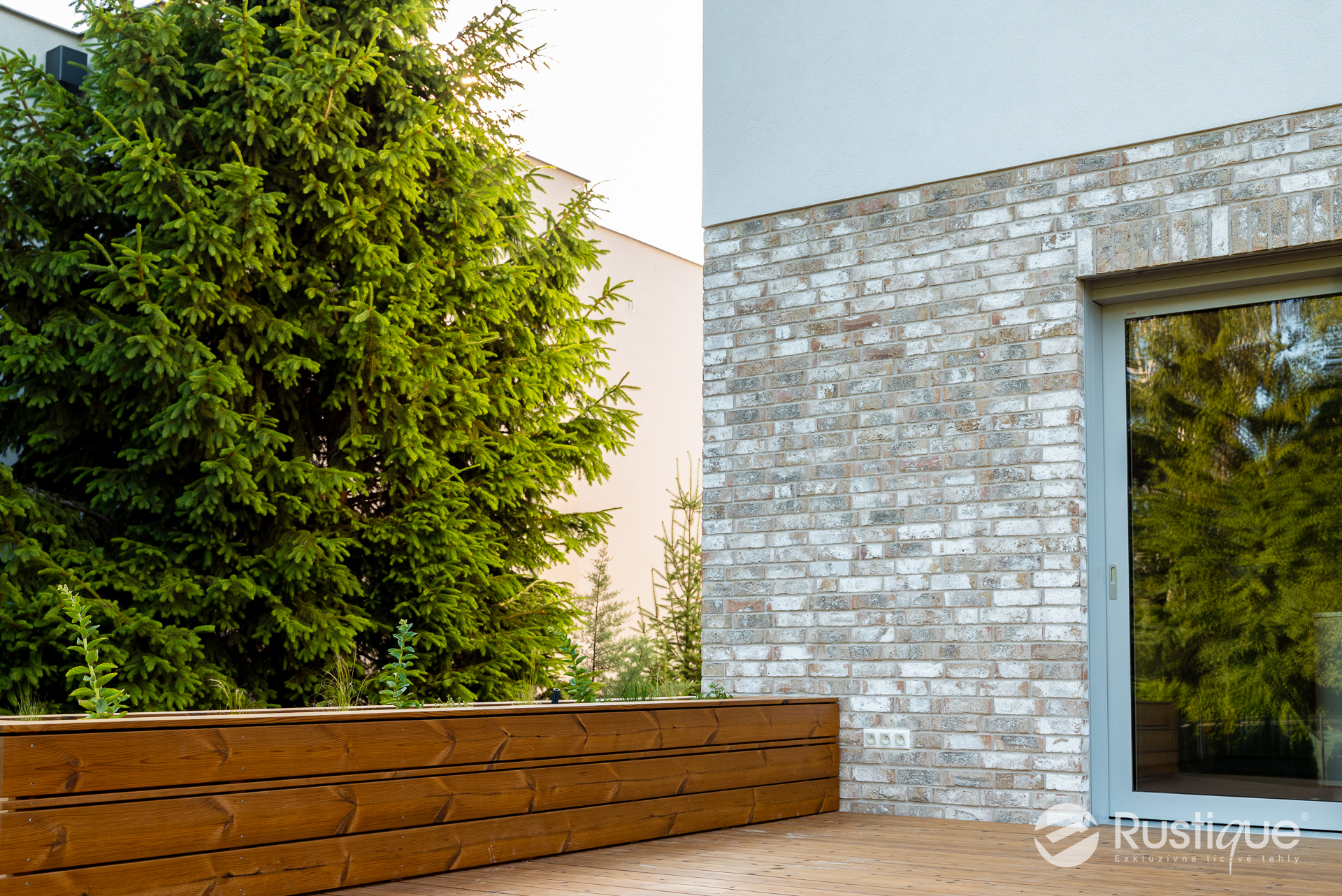 tehlový obklad Wit Beige na fasáde rodinného domu od Rustique.sk