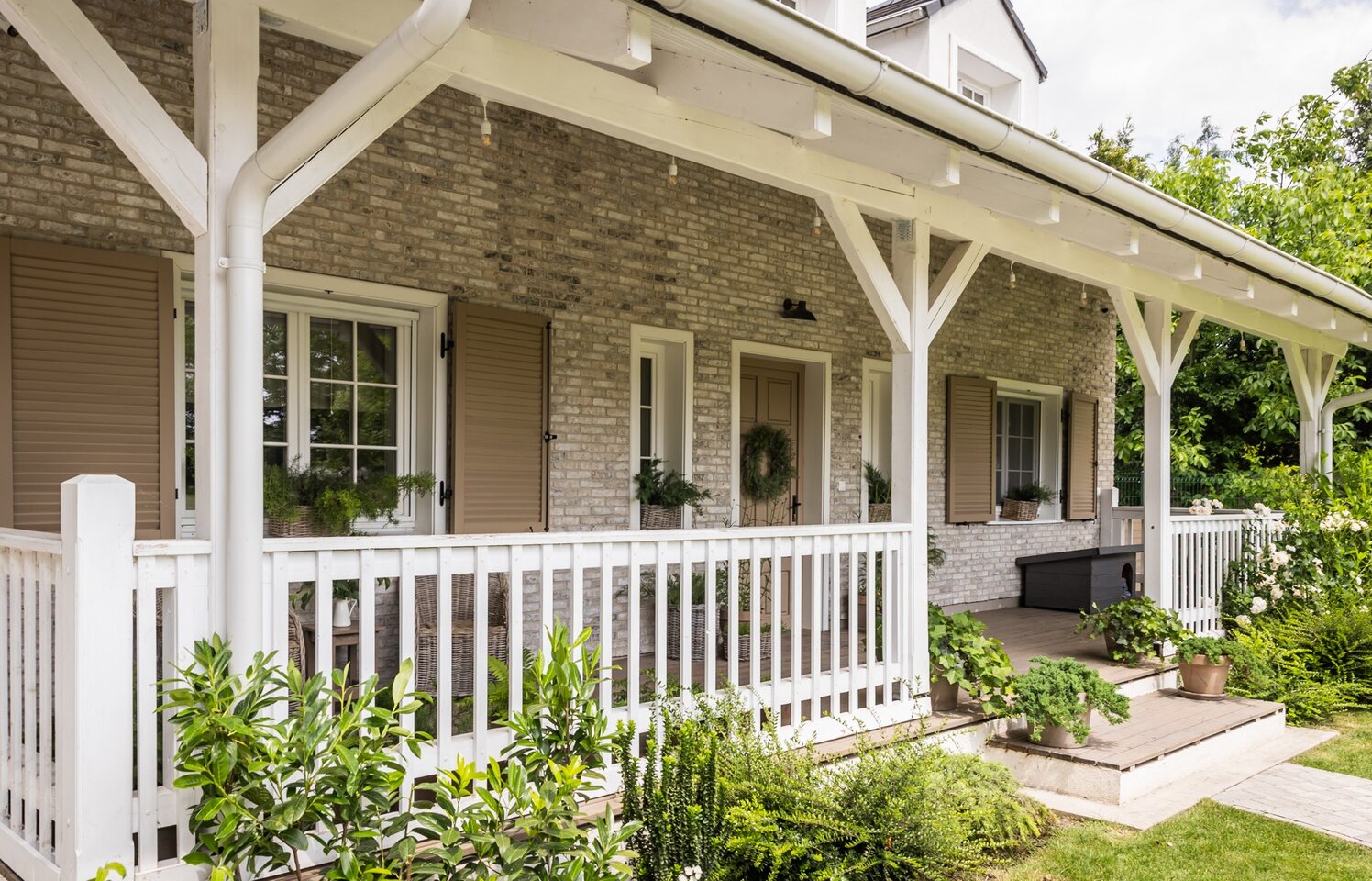 Tehlový obklad Hubertus snowdust na fasáde rodinného domu od rustique.sk