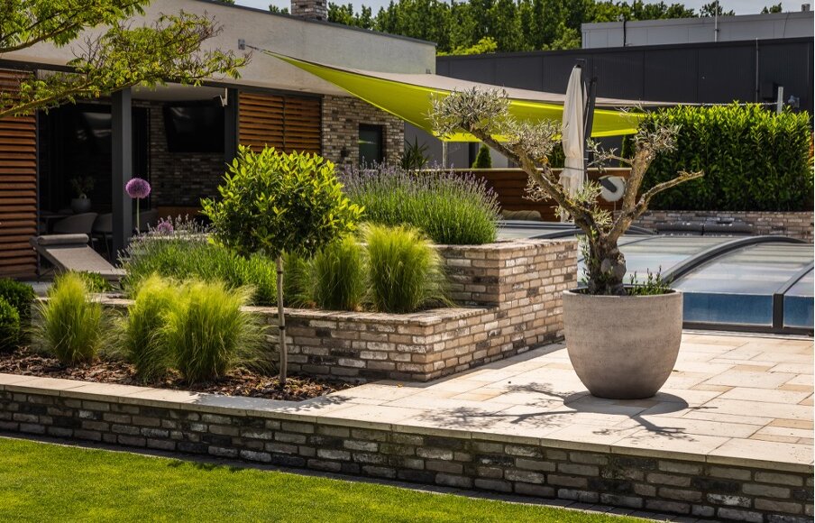 Záhrada rodinného domu s vyvýšenými záhonmi s tehlovým obkladom LONDON DARK od Rustique.sk