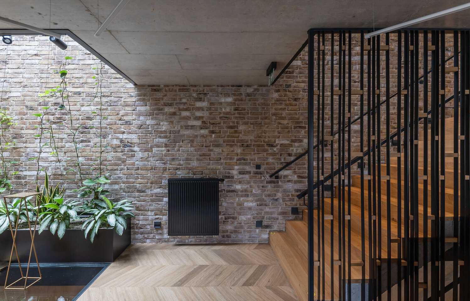 Béžový tehlový obklad Zandlicht od Rustique.sk v interiéri a schodoch coworku H2O v Bratislave 