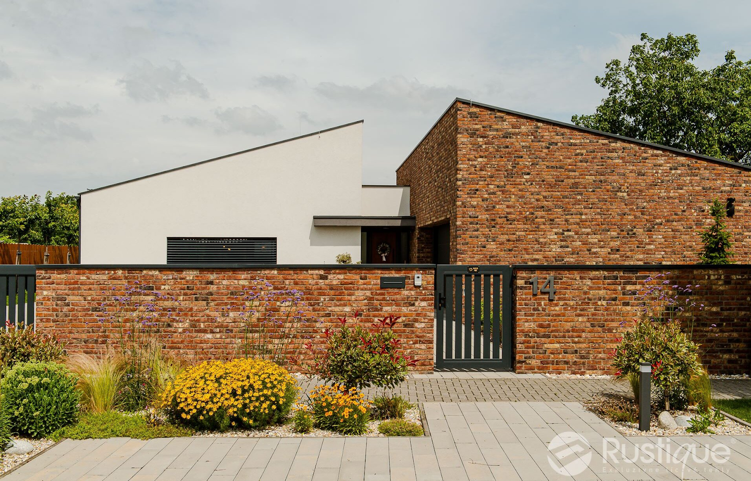 Moderný rodinný dom s tehlovou fasádou a tehlovým plotom CASTELLO od Rustique.sk