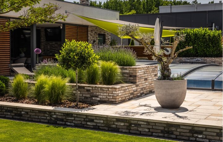 Záhrada rodinného domu s vyvýšenými záhonmi s tehlovým obkladom LONDON DARK od Rustique.sk