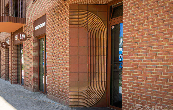 Tehlový obklad Rosso Rose na fasáde Zwirnu