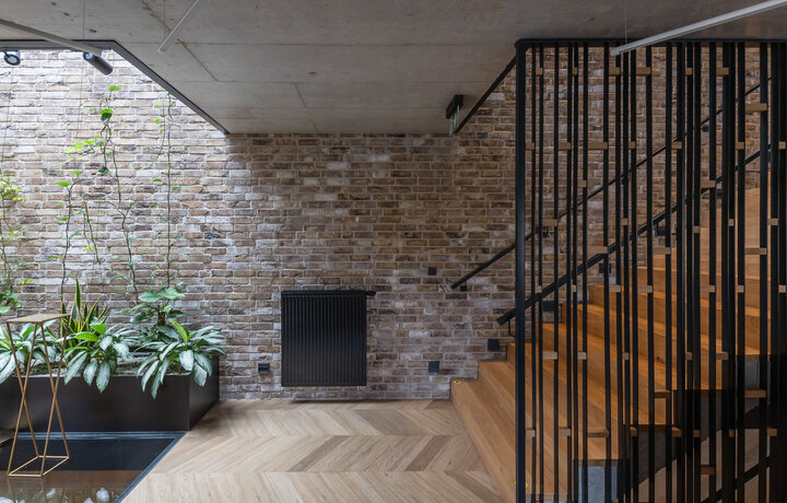 Béžový tehlový obklad Zandlicht od Rustique.sk v interiéri a schodoch coworku H2O v Bratislave 