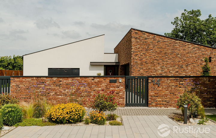 Moderný rodinný dom s tehlovou fasádou a tehlovým plotom CASTELLO od Rustique.sk