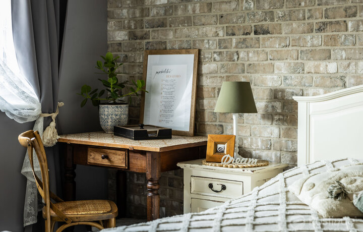 Spálňa zariadená v rustikálnom štýle s tehlovým obkladom HUBERTUS od Rustique.sk a dreveným nábytkom