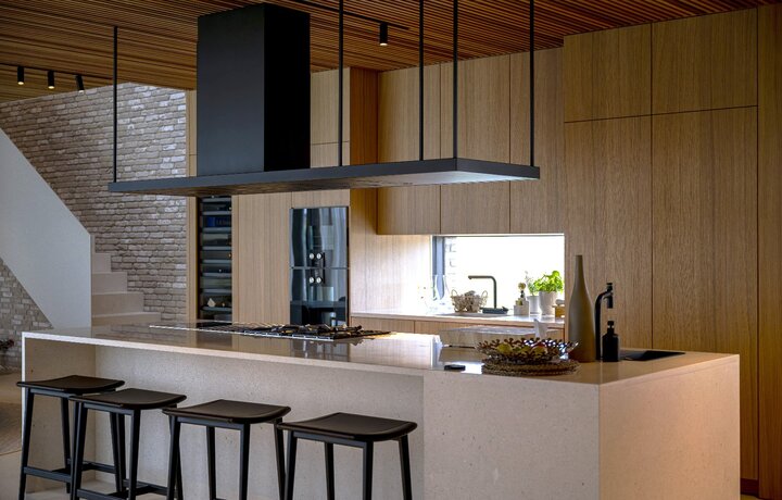 Moderná kuchyňa z prírodných materiálov a tehlovým obkladom schodiska LONDON LIGHT od Rustique.sk