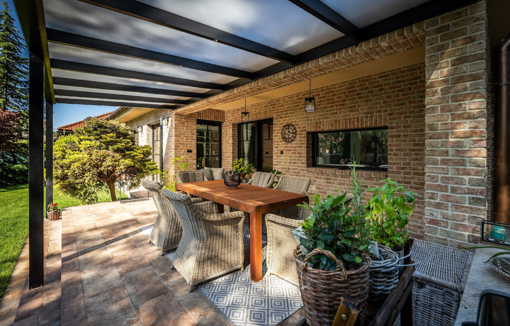 Romantická terasa rodinného domu s tehlovou fasádou OUD ELST od Rustique.sk