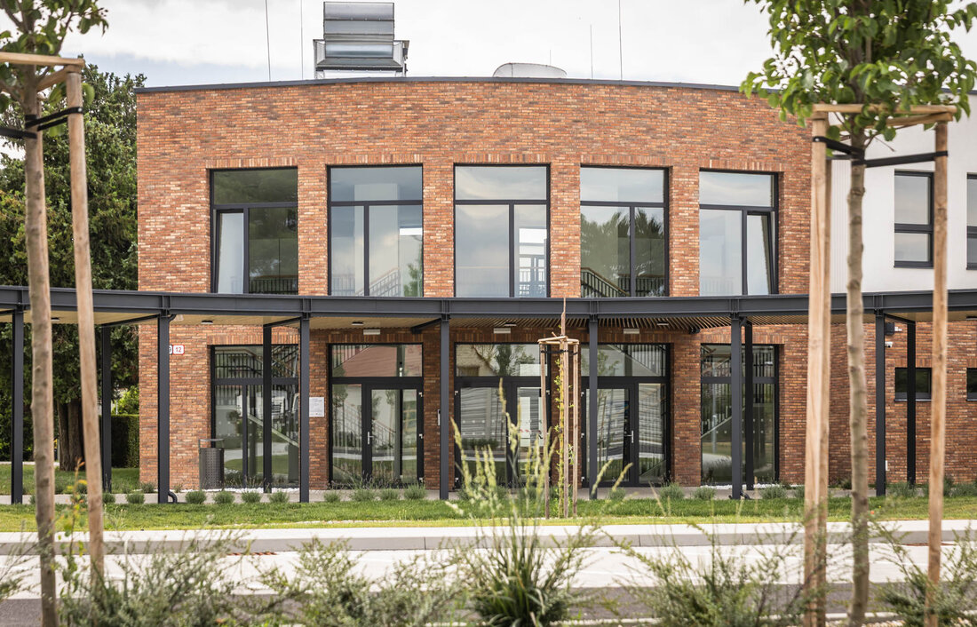 Tehlový obklad Terra Cotta Economy na budove školy od Rustique.sk