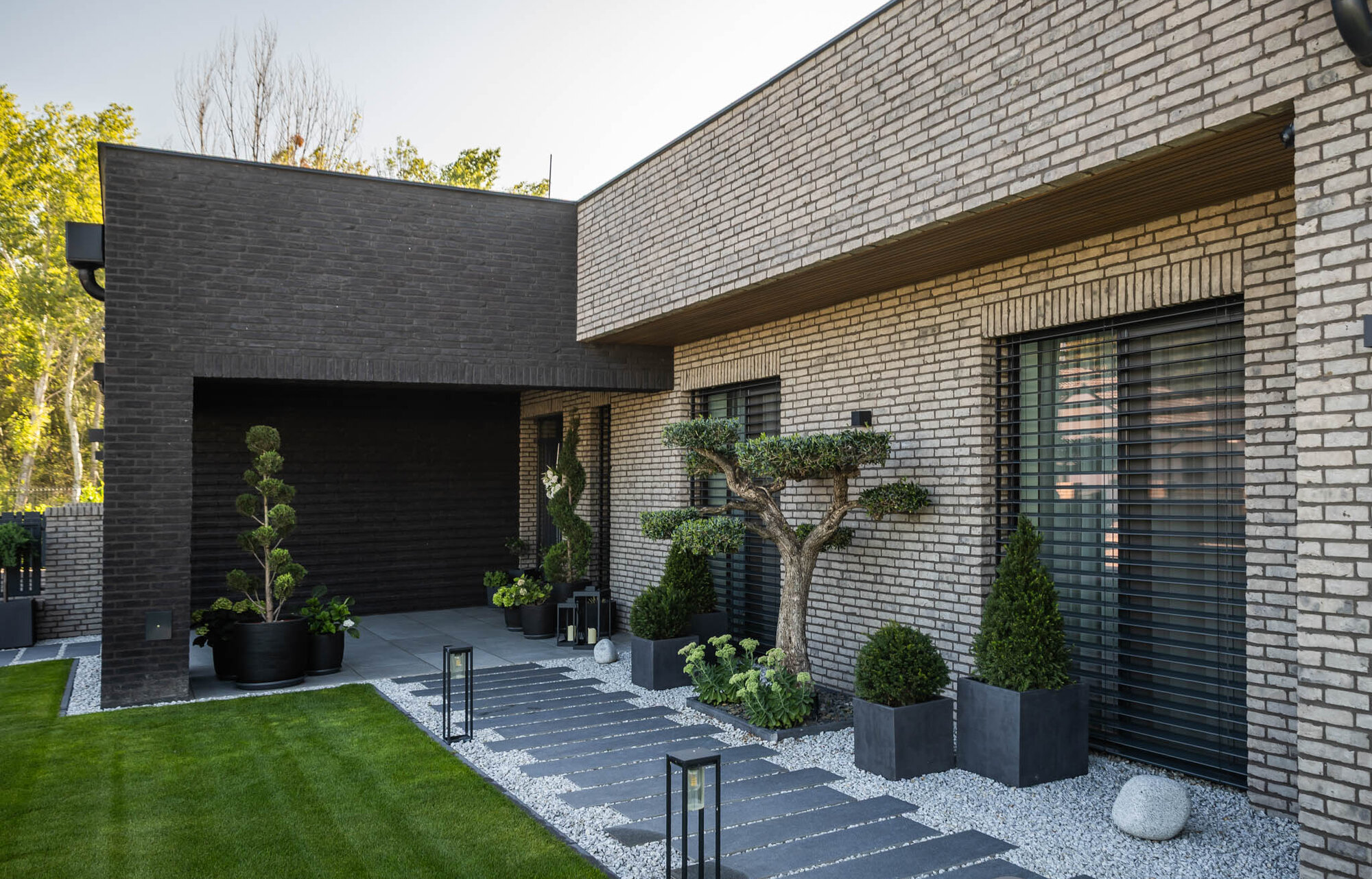 Kombinácia tehlových obkladov Akita a Zwart Super na fasáde a plote rodinného domu od Rustique.sk