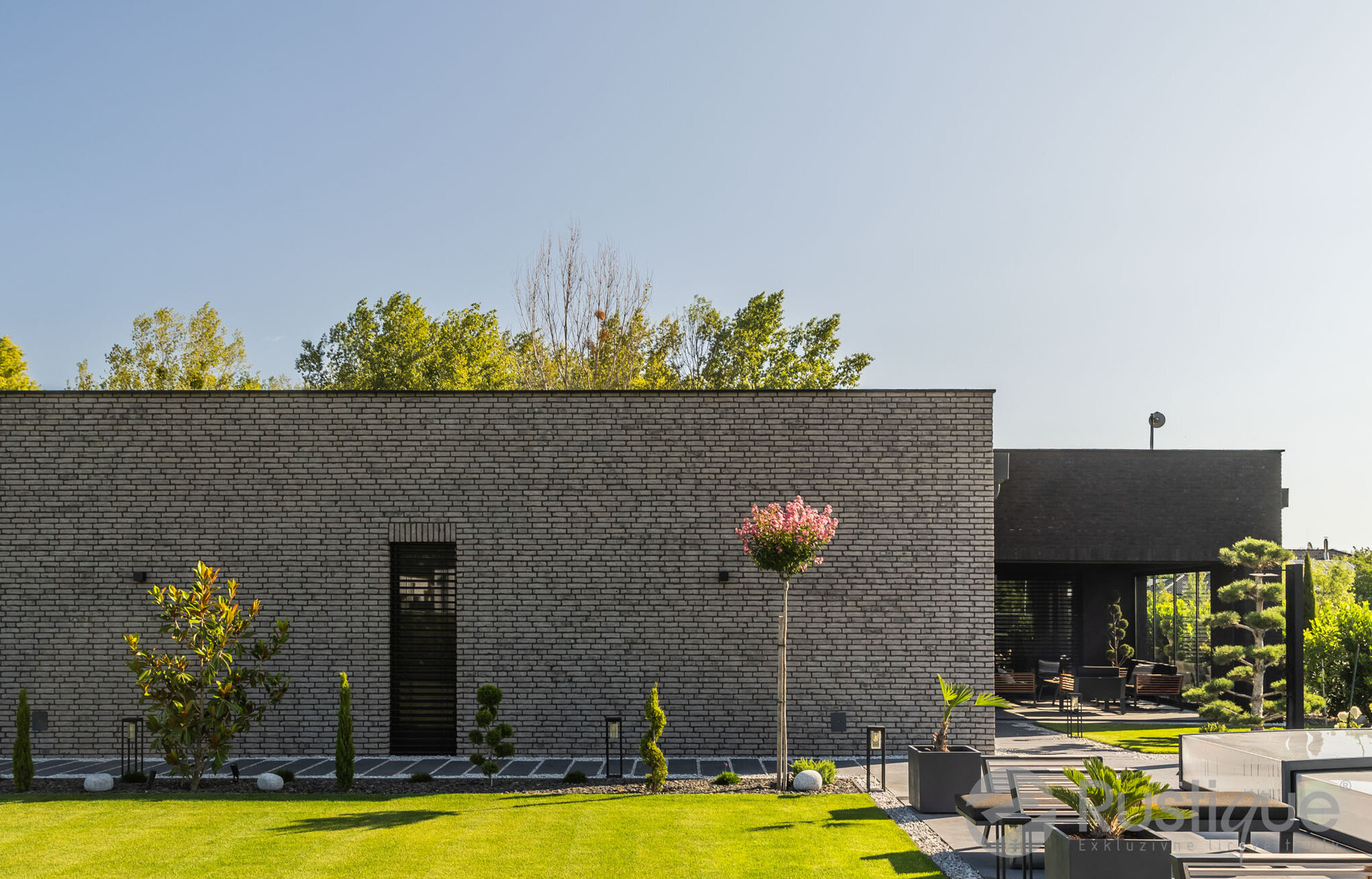 Kombinácia tehlových obkladov Akita a Zwart Super na fasáde a plote rodinného domu od Rustique.sk