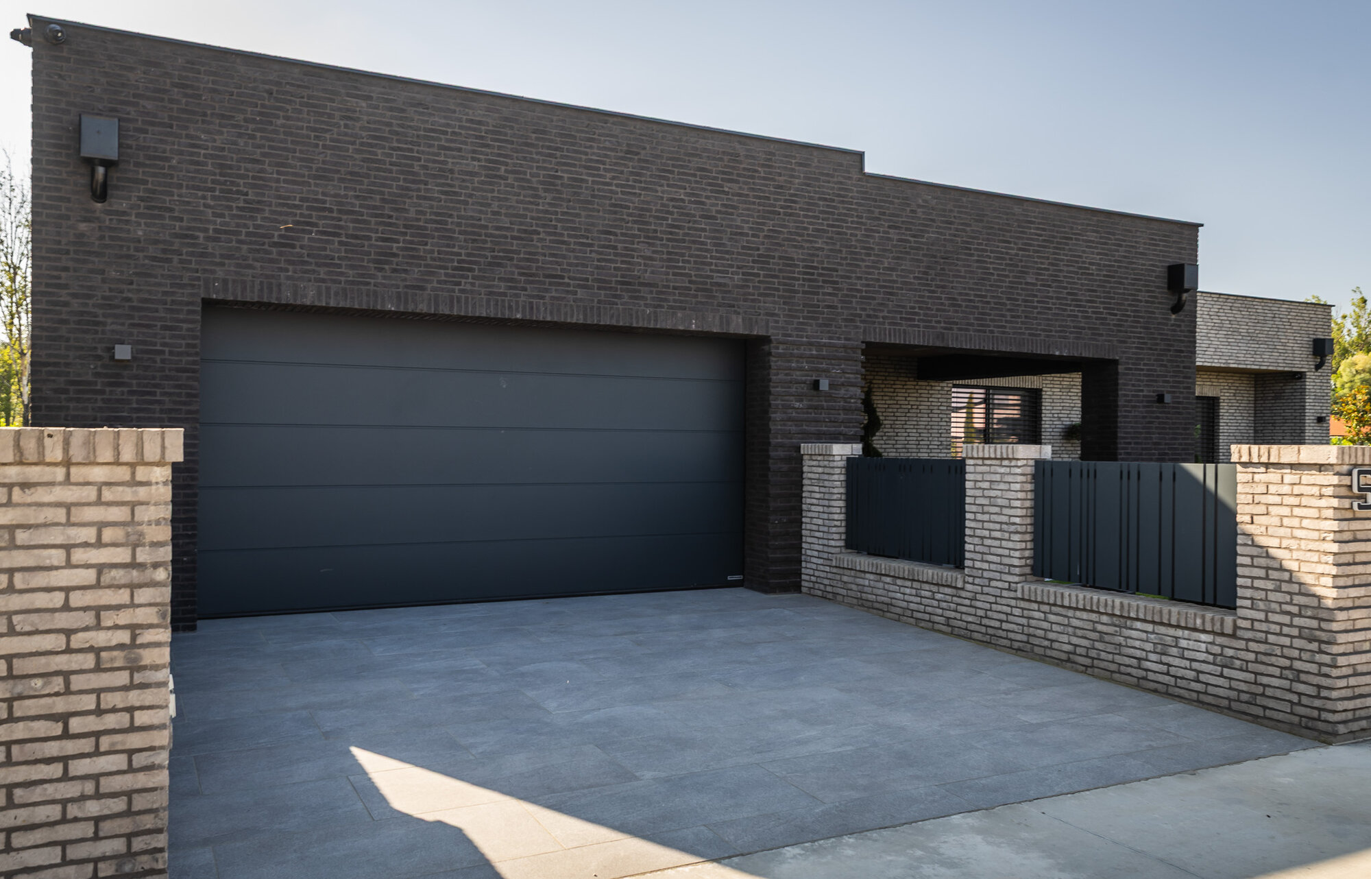 Kombinácia tehlových obkladov Akita a Zwart Super na fasáde a plote rodinného domu od Rustique.sk