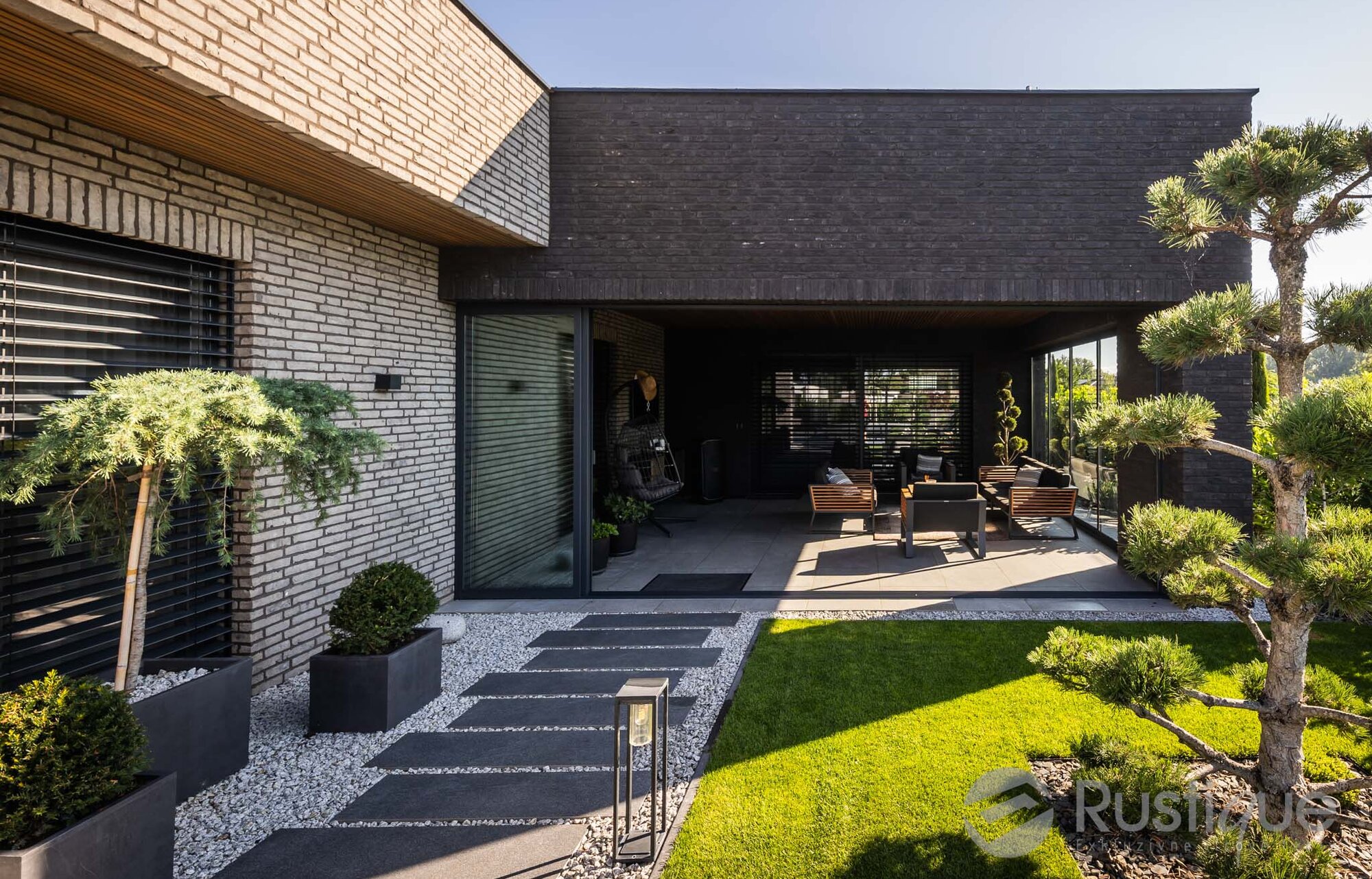 Kombinácia tehlových obkladov Akita a Zwart Super na fasáde a plote rodinného domu od Rustique.sk