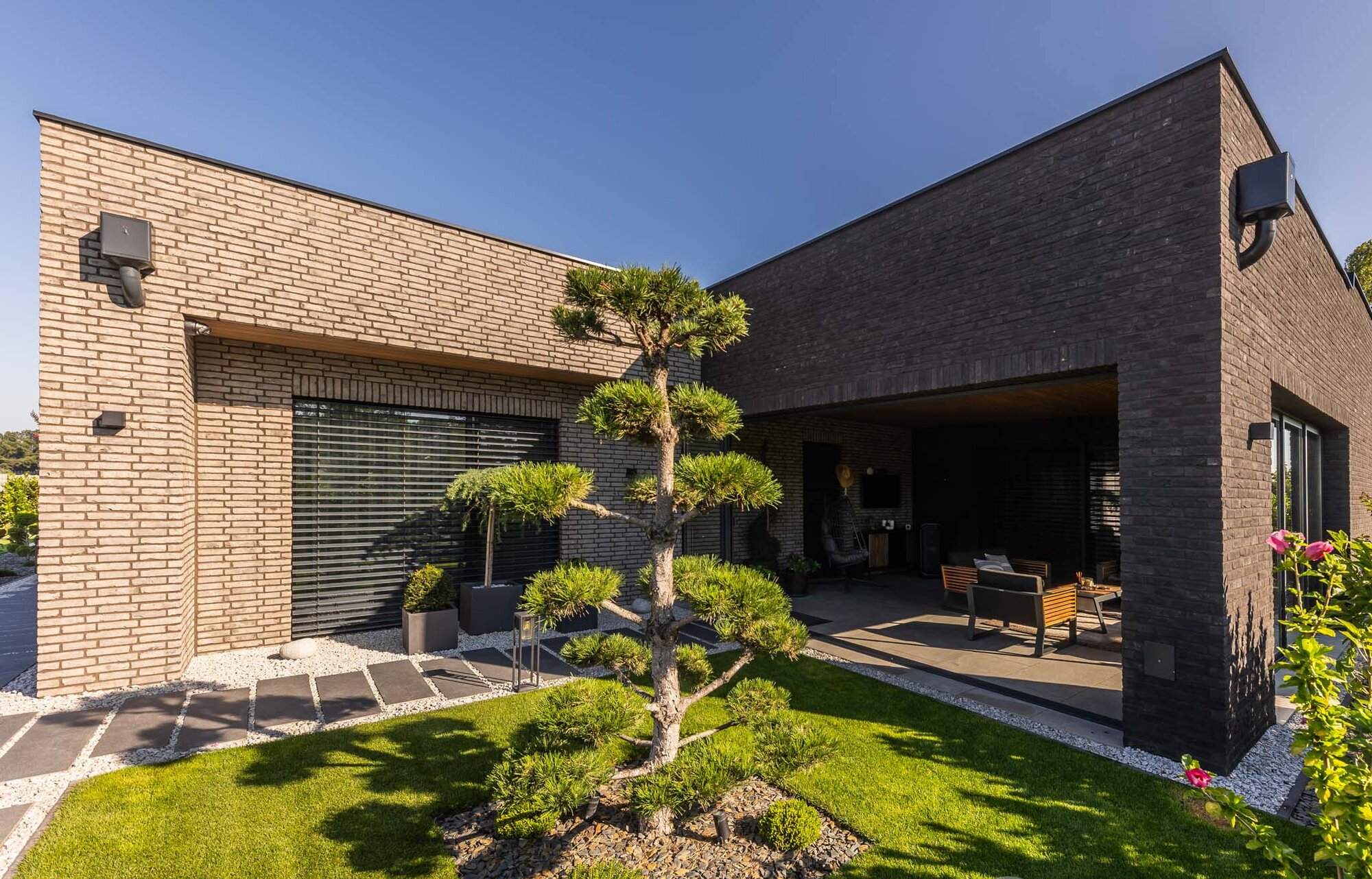 Kombinácia tehlových obkladov Akita a Zwart Super na fasáde a plote rodinného domu od Rustique.sk