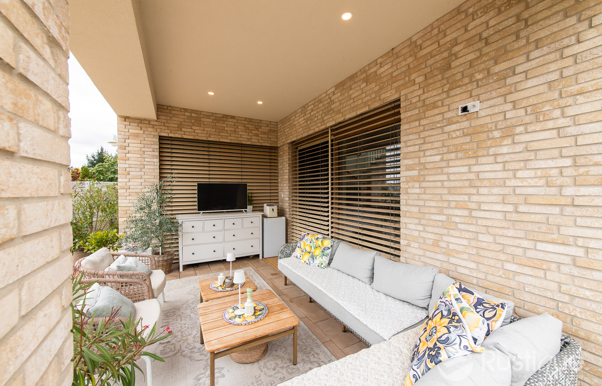 Tehlový obklad Antica Beige na fasáde a plote rodinného domu od Rustique.sk