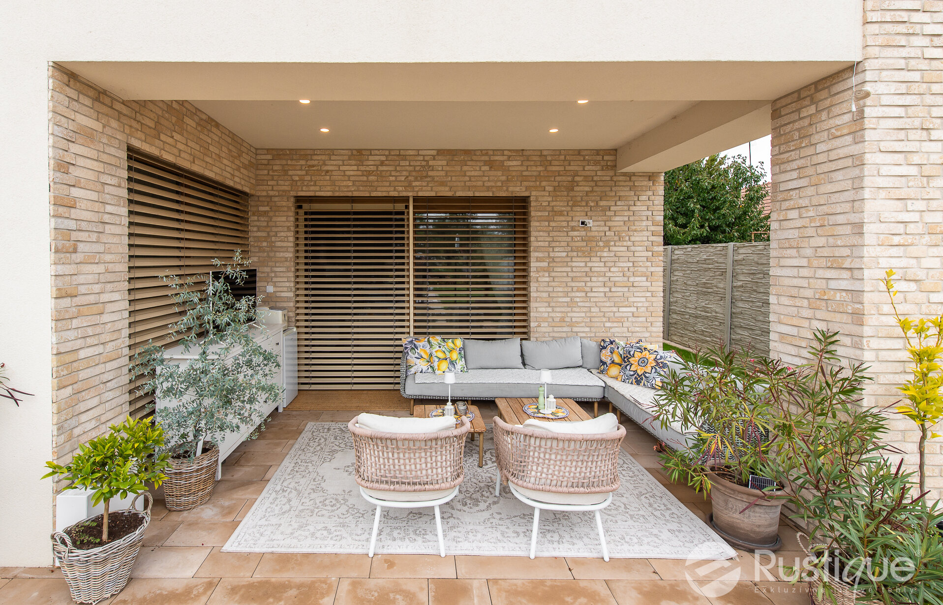 Tehlový obklad Antica Beige na fasáde a plote rodinného domu od Rustique.sk