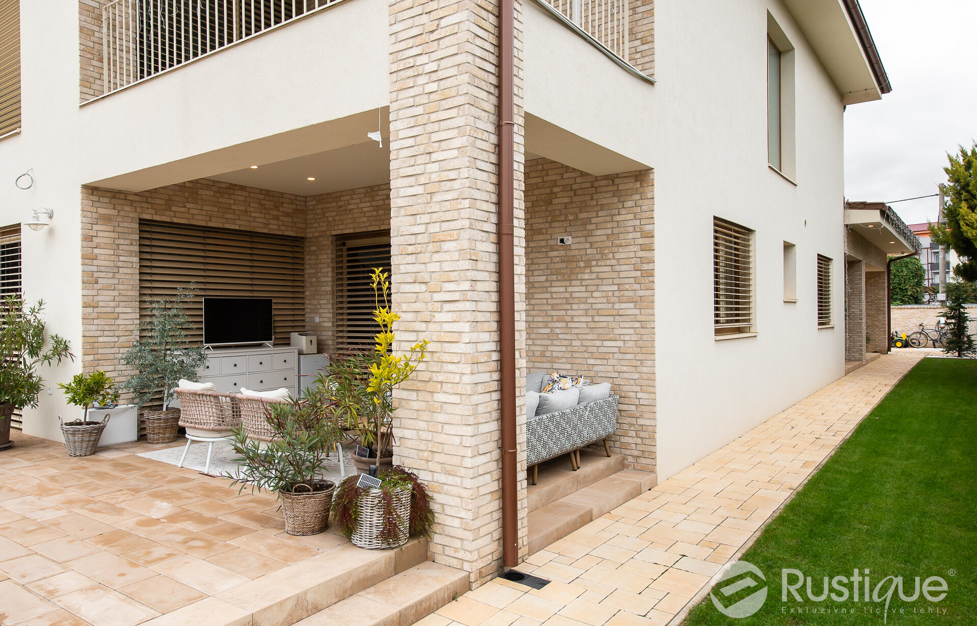 Tehlový obklad Antica Beige na fasáde a plote rodinného domu od Rustique.sk