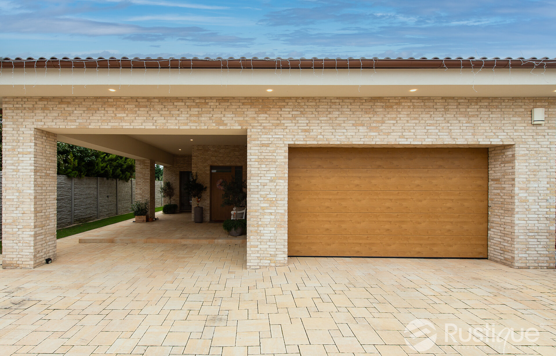 Tehlový obklad Antica Beige na fasáde a plote rodinného domu od Rustique.sk